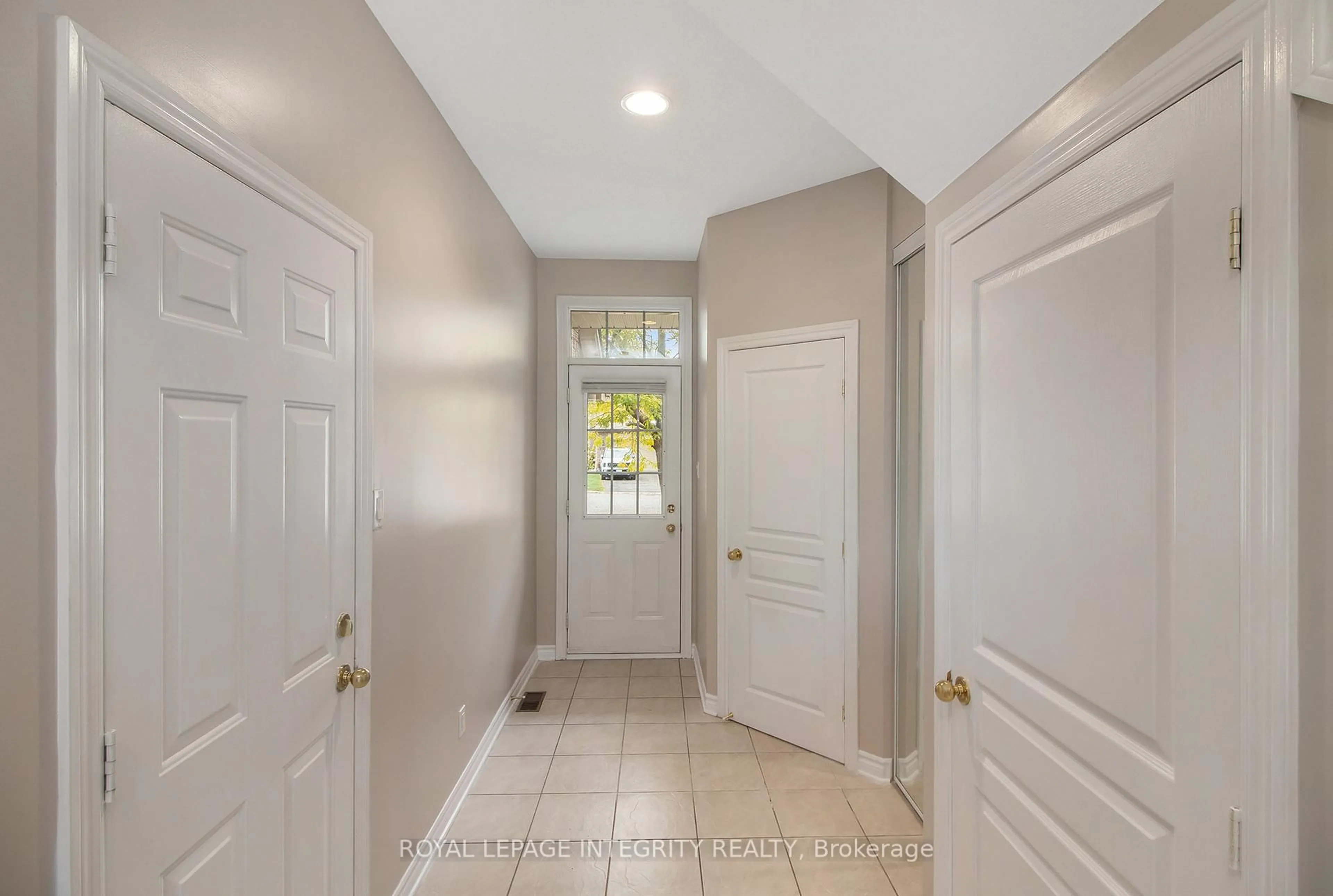 Indoor entryway for 2080 Melette Cres, Ottawa Ontario K4A 4X2