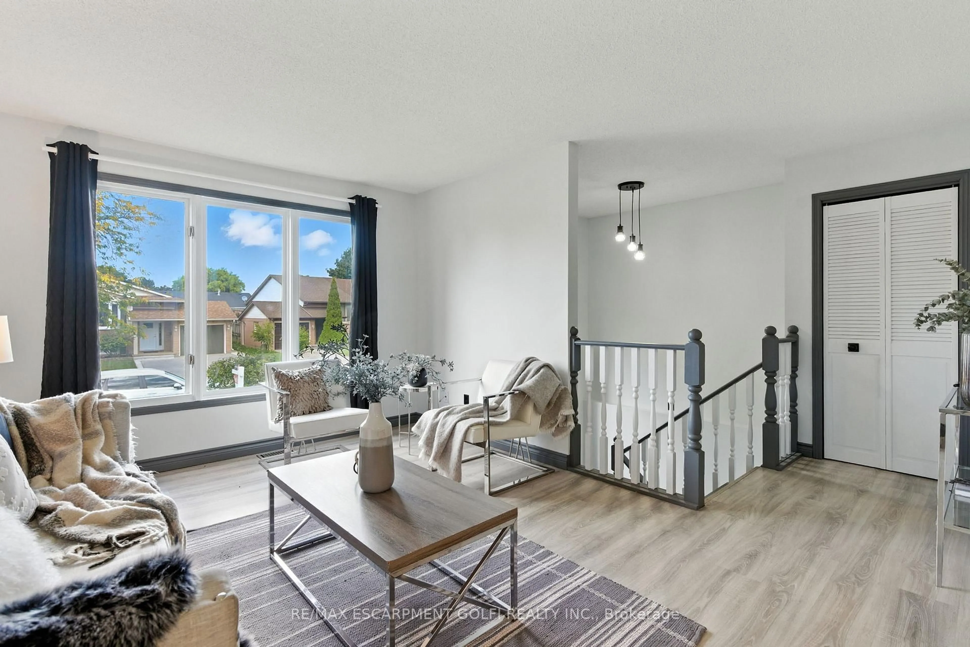 Living room with furniture, unknown for 4928 HICKORY Lane, Lincoln Ontario L0R 1B5