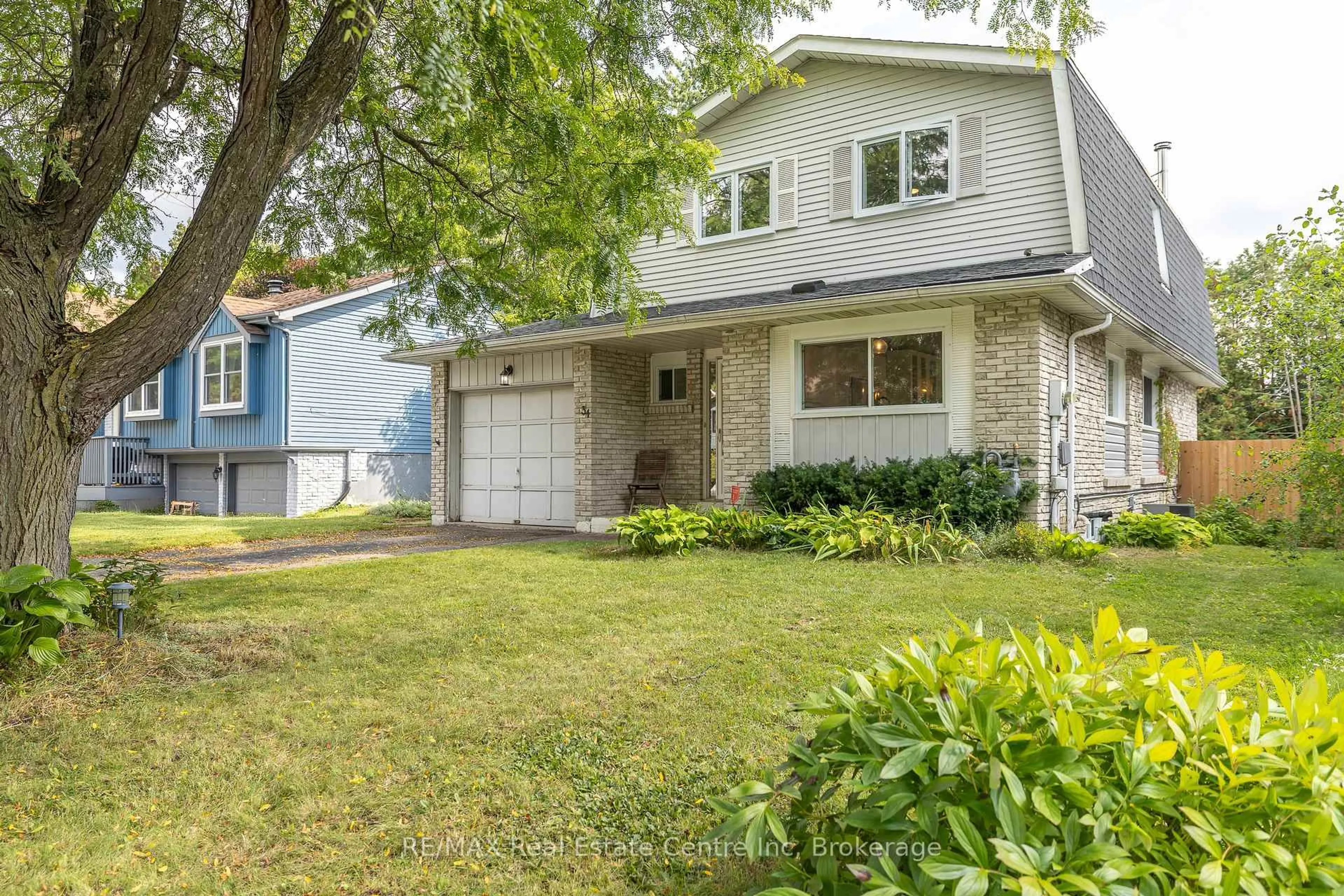 Home with vinyl exterior material, street for 34 Woodridge Dr, Guelph Ontario N1H 7E2