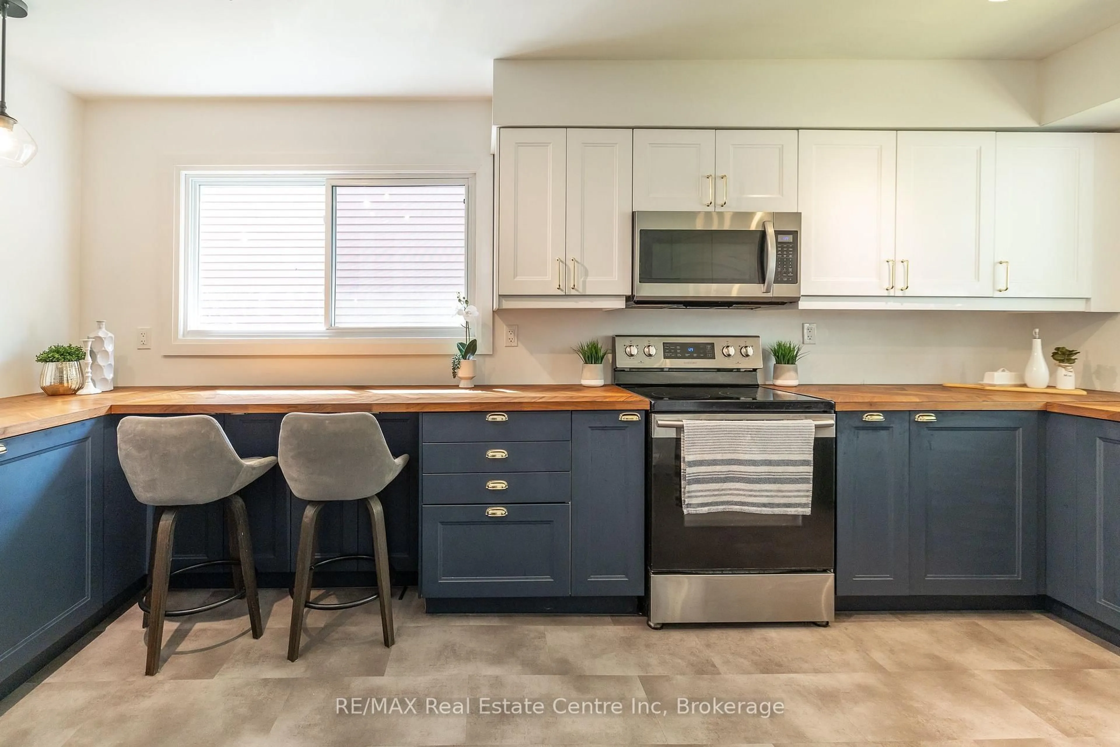 Open concept kitchen, unknown for 34 Woodridge Dr, Guelph Ontario N1H 7E2