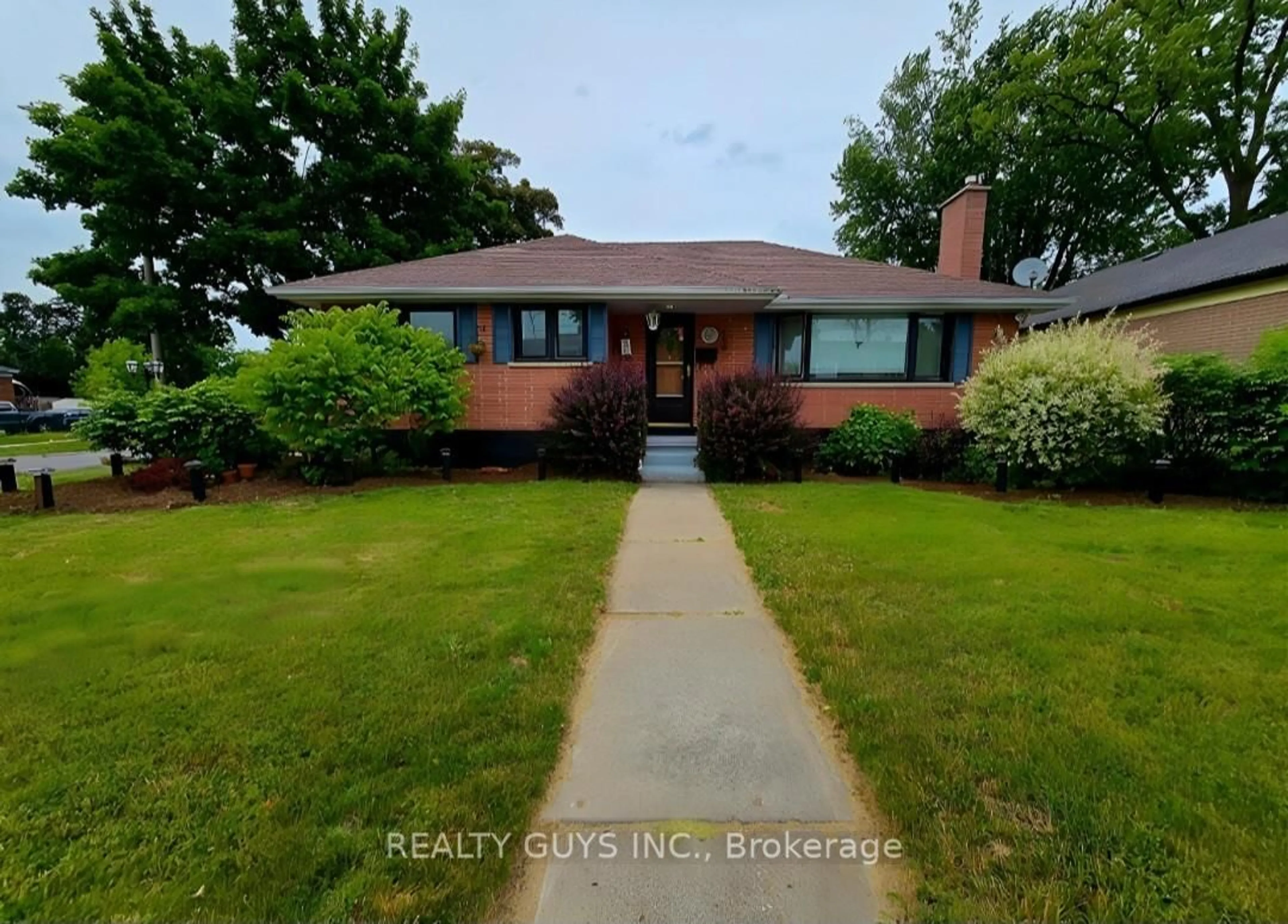 A pic from outside/outdoor area/front of a property/back of a property/a pic from drone, unknown for 650 CRAWFORD Dr, Peterborough Ontario K9J 3W7