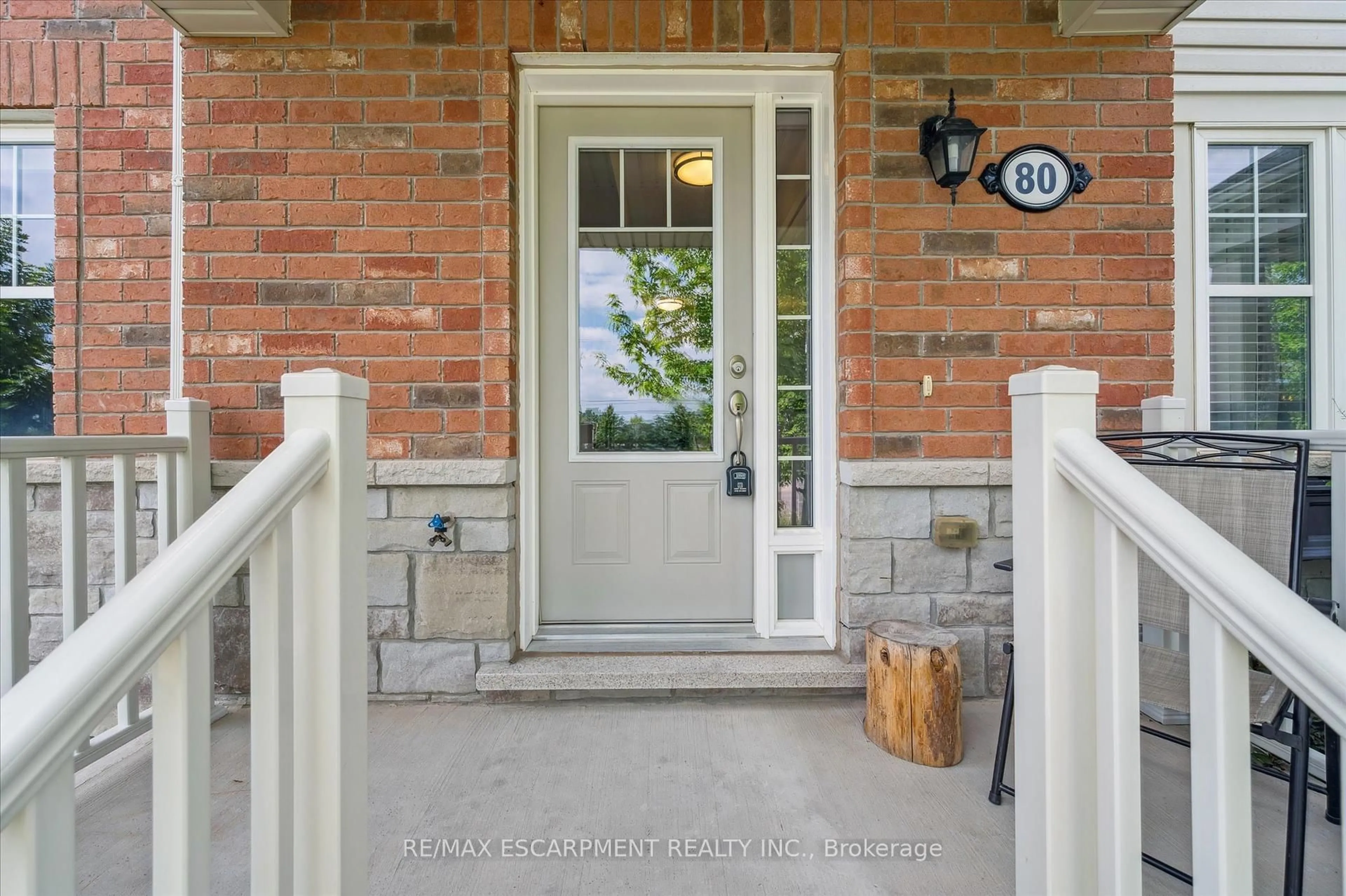 Indoor entryway for 22 Spring Creek Dr #80, Hamilton Ontario L8B 1V7
