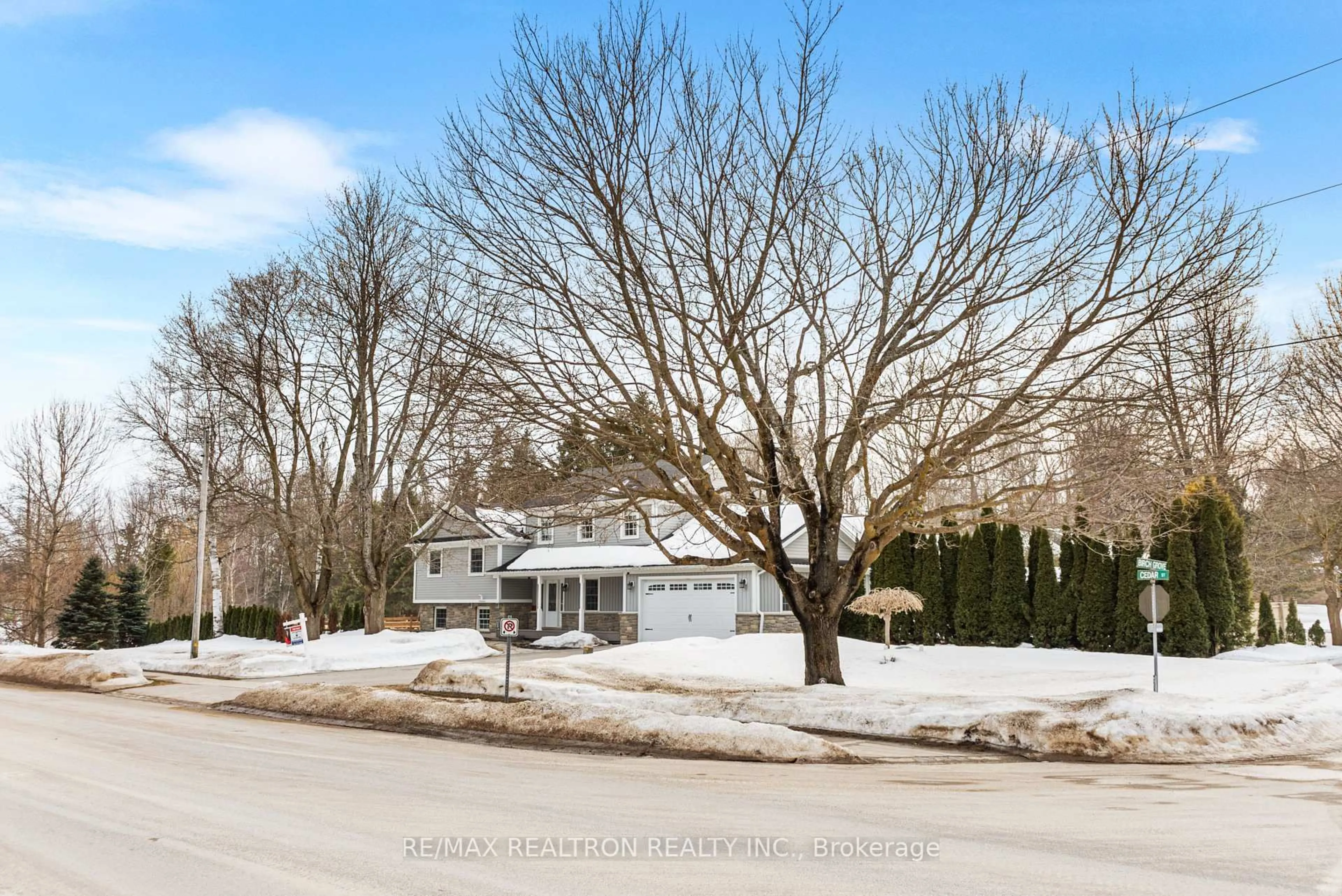 A pic from outside/outdoor area/front of a property/back of a property/a pic from drone, street for 100 Birch Grve, Shelburne Ontario L9V 2W3