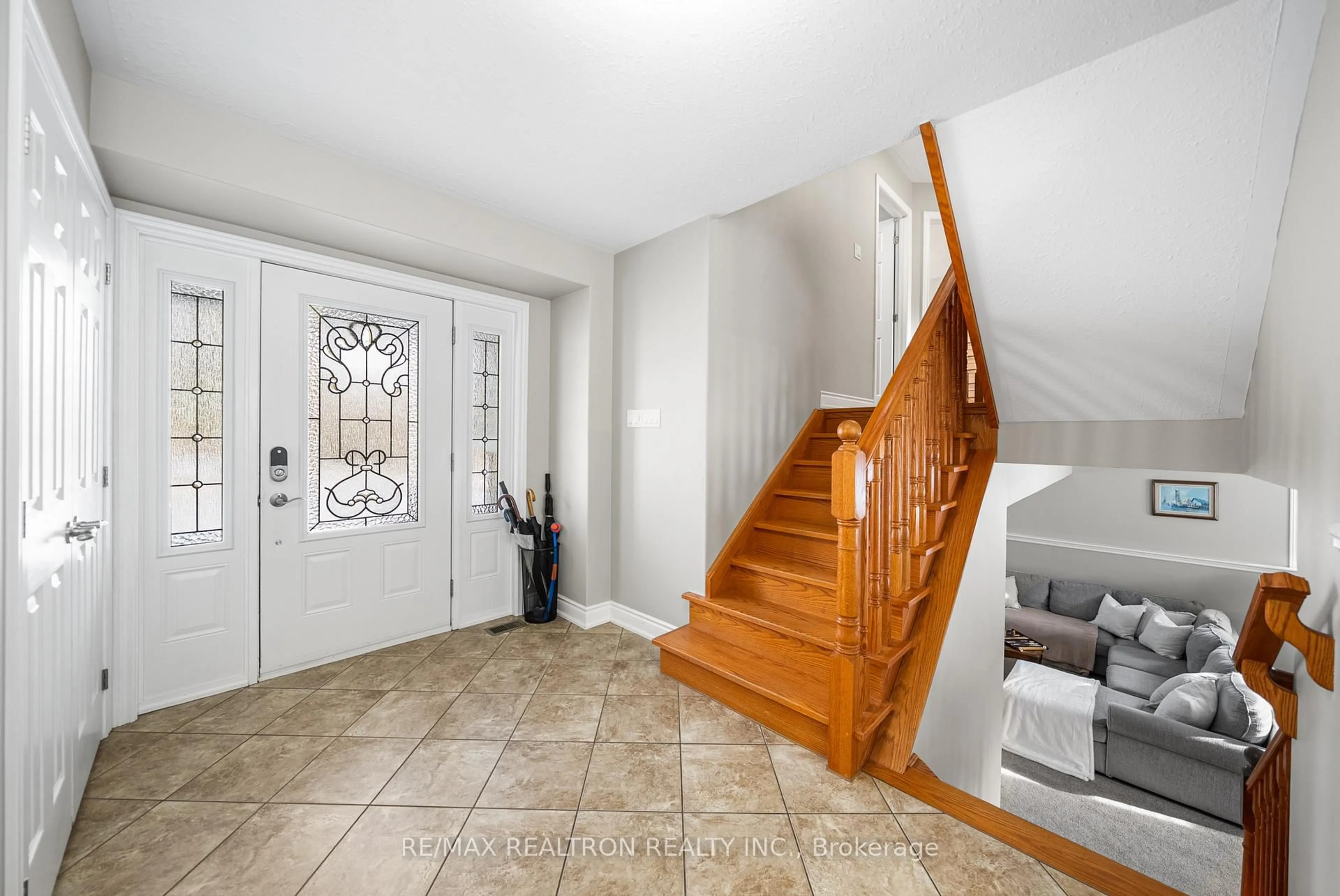 Indoor entryway for 100 Birch Grve, Shelburne Ontario L9V 2W3