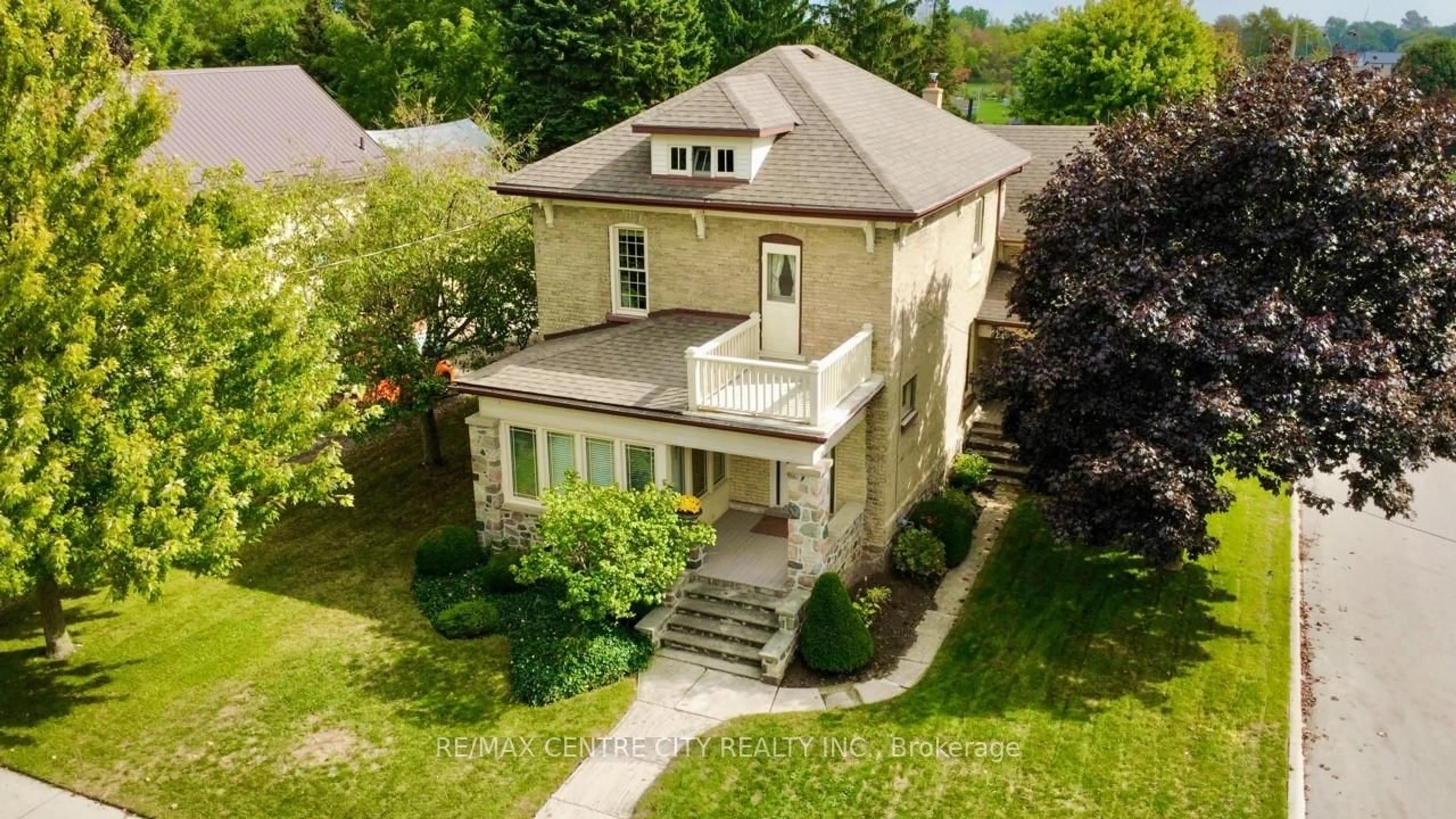 A pic from outside/outdoor area/front of a property/back of a property/a pic from drone, building for 164 Woodstock St, East Zorra-Tavistock Ontario N0B 2R0