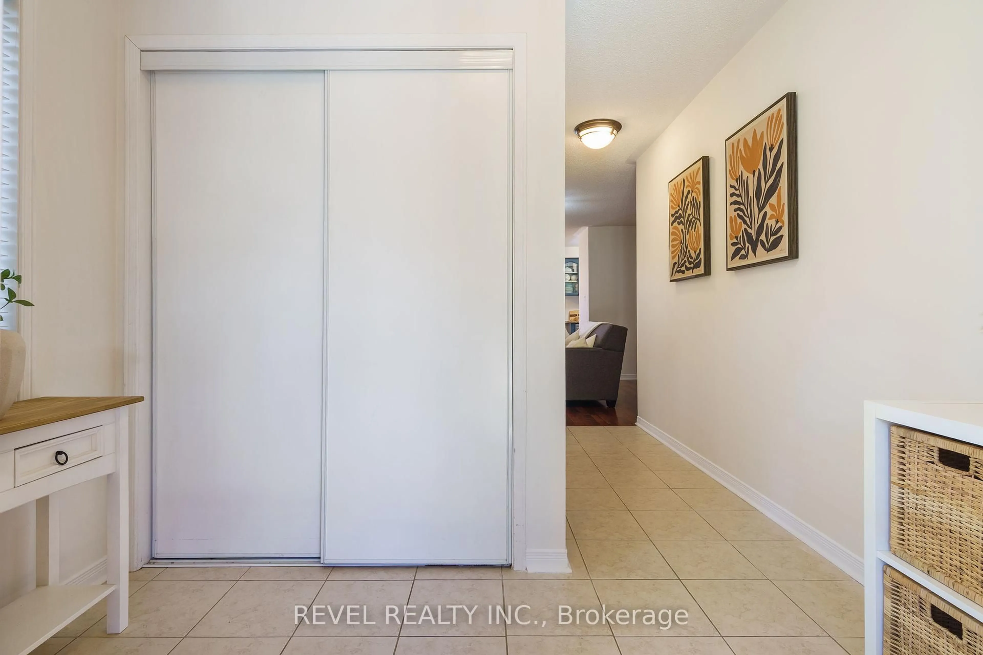 Indoor entryway for 14 Fox Ru, Hamilton Ontario L0R 2H8