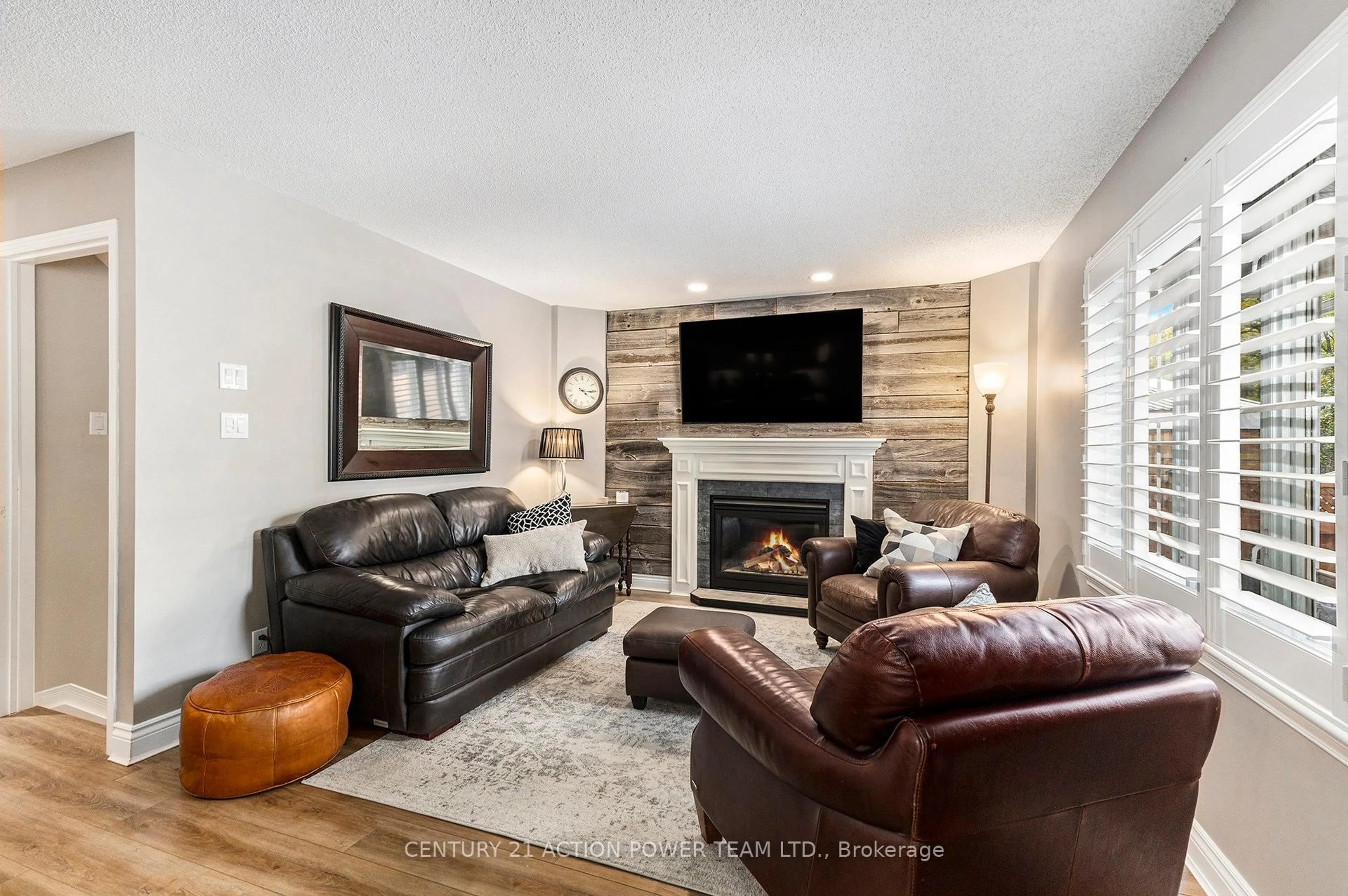 Living room with furniture, wood/laminate floor for 1017 SHEENBORO Cres, Ottawa Ontario K4A 3M8