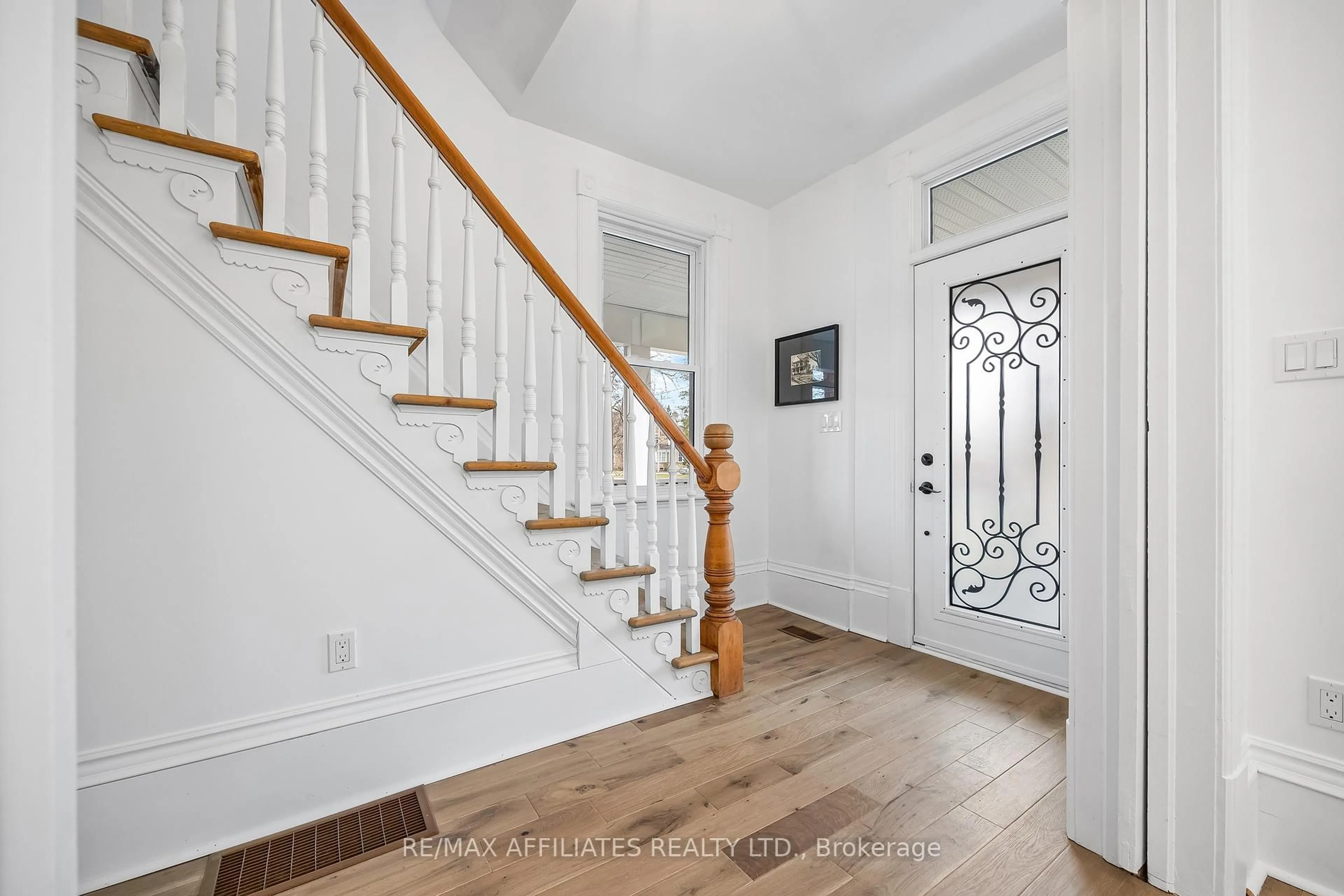 Indoor entryway for 45 Drummond St, Perth Ontario K7H 2J9