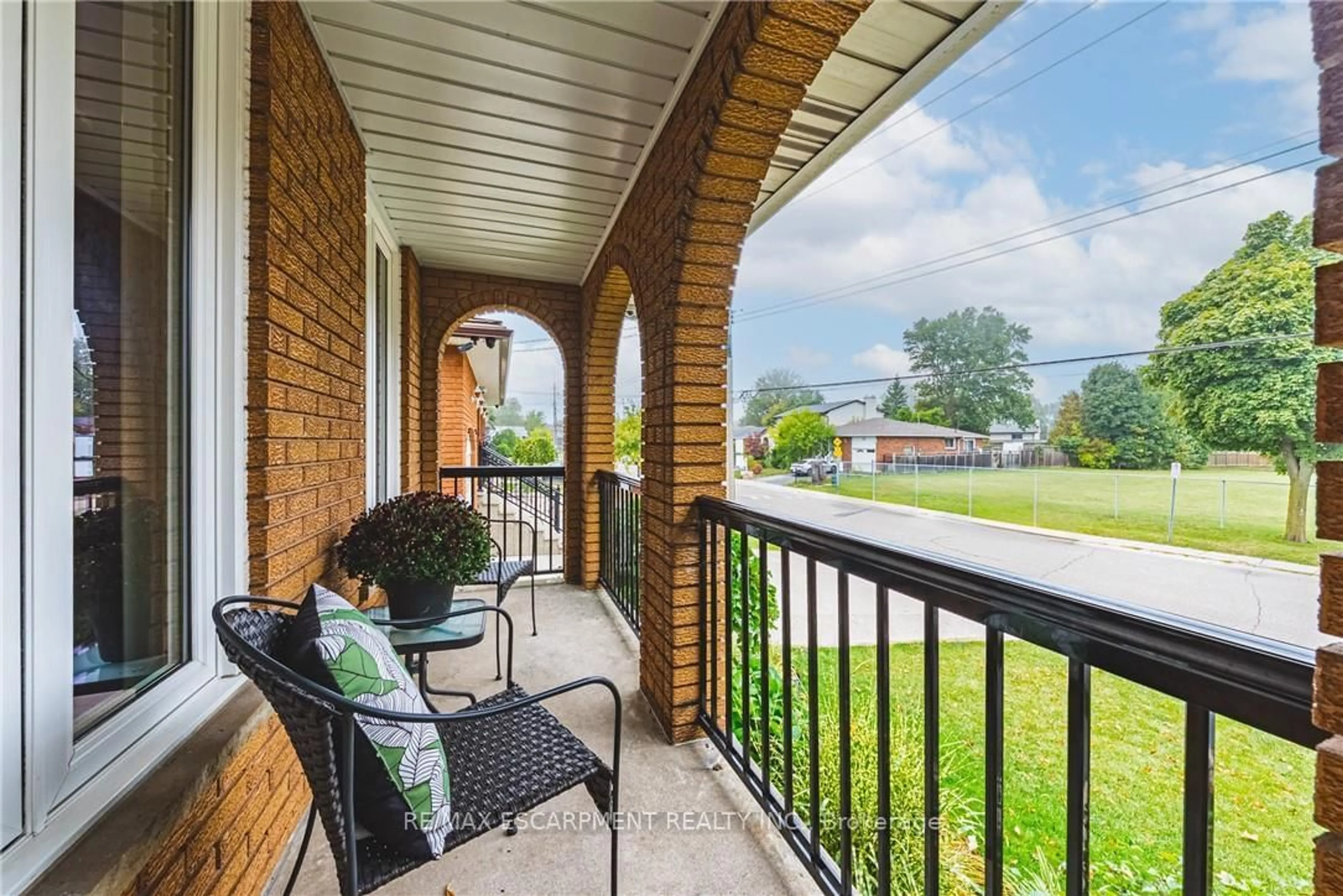 Patio, street for 477 Queen Victoria Dr, Hamilton Ontario L8W 1G7