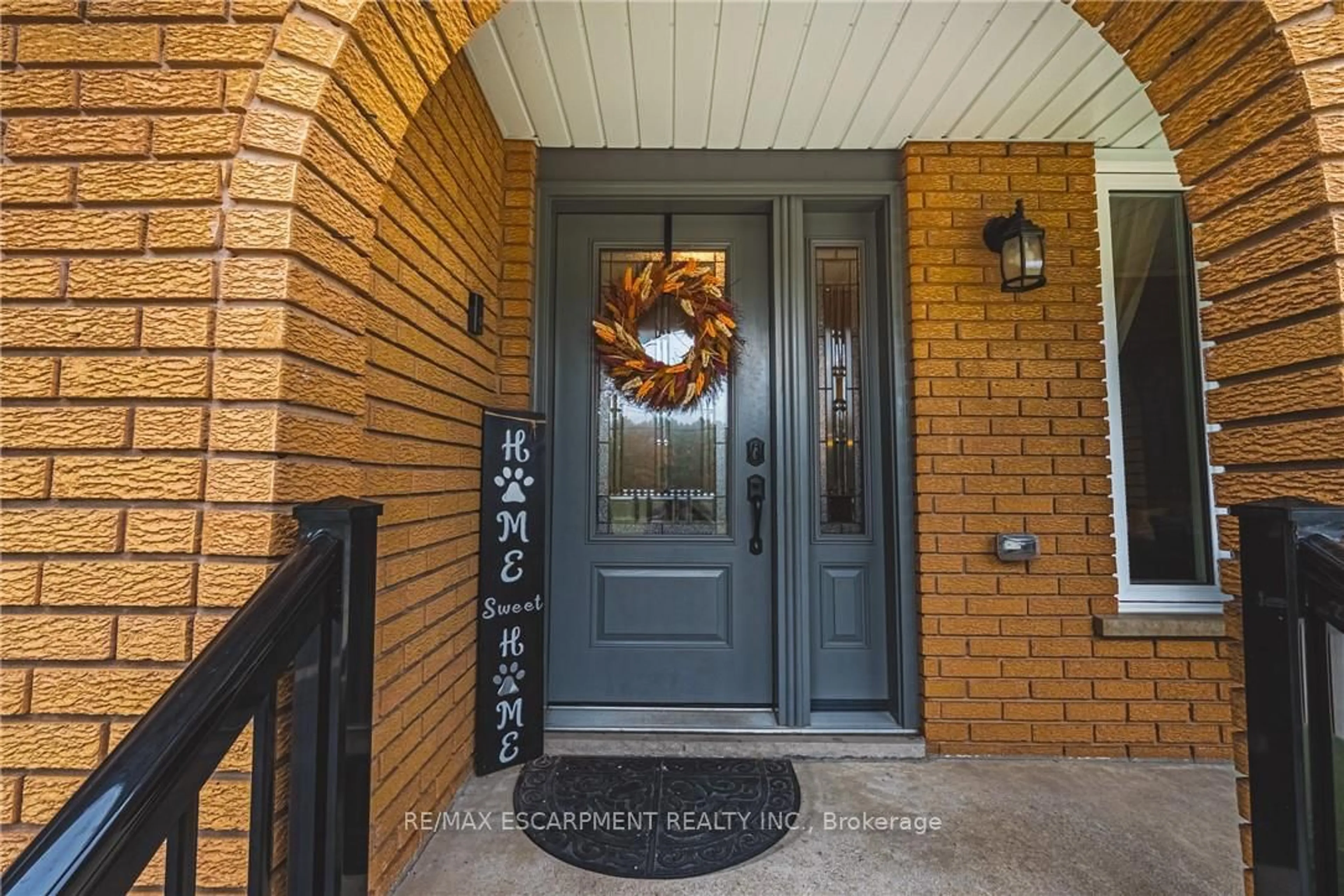 Indoor entryway for 477 Queen Victoria Dr, Hamilton Ontario L8W 1G7