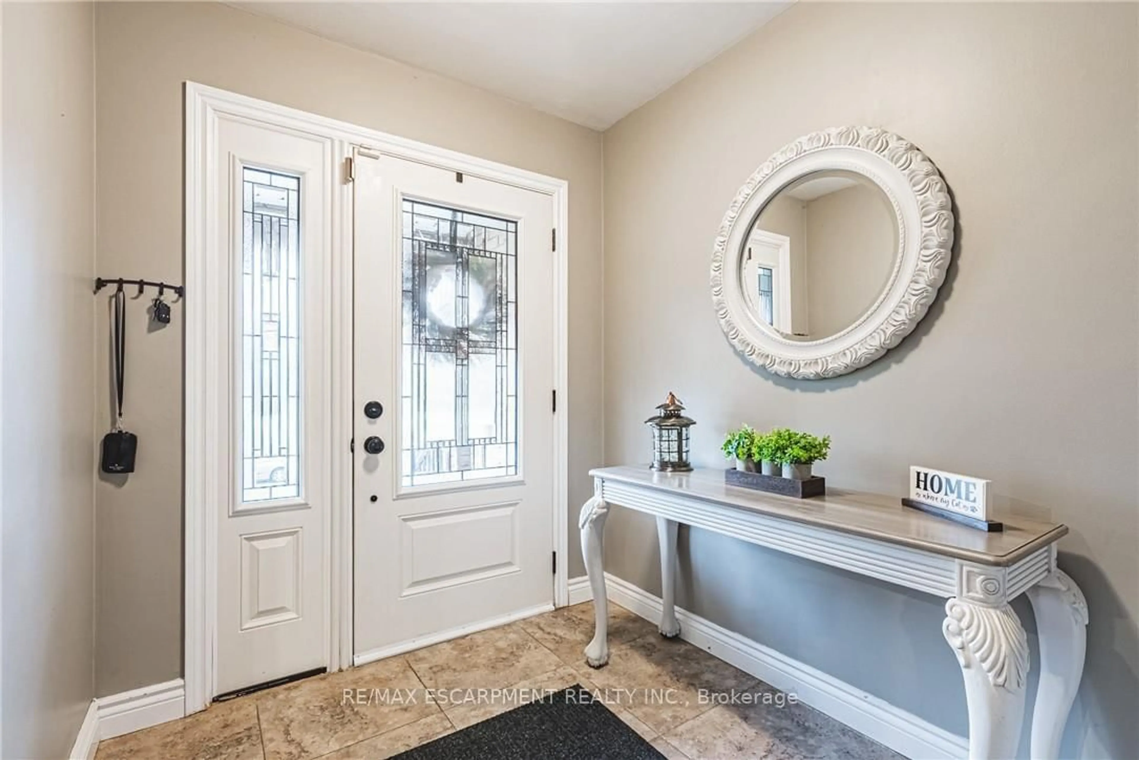 Indoor entryway for 477 Queen Victoria Dr, Hamilton Ontario L8W 1G7