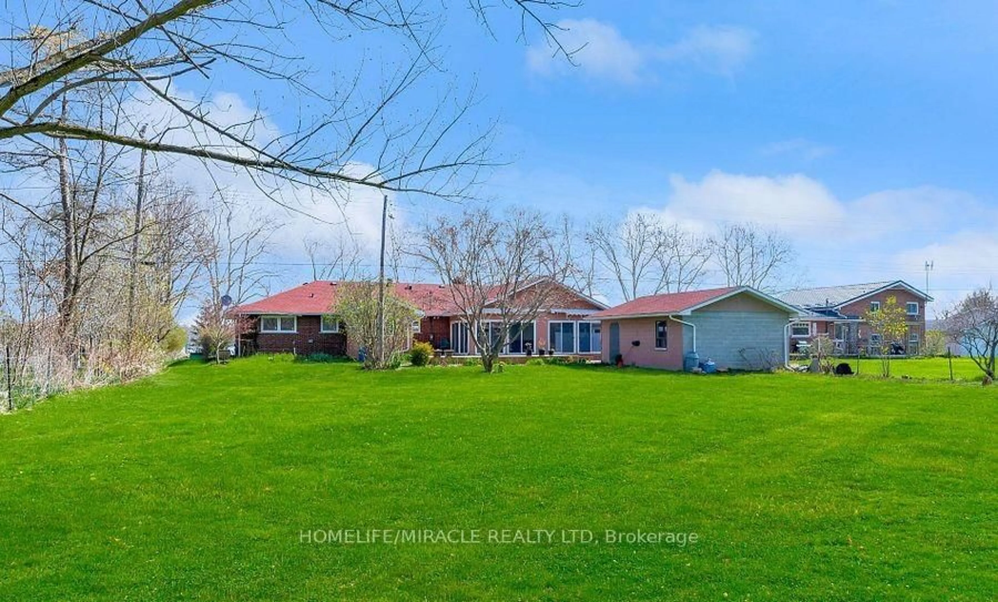 A pic from outside/outdoor area/front of a property/back of a property/a pic from drone, unknown for 3035 Niagara Pkwy, Fort Erie Ontario L2A 5M4