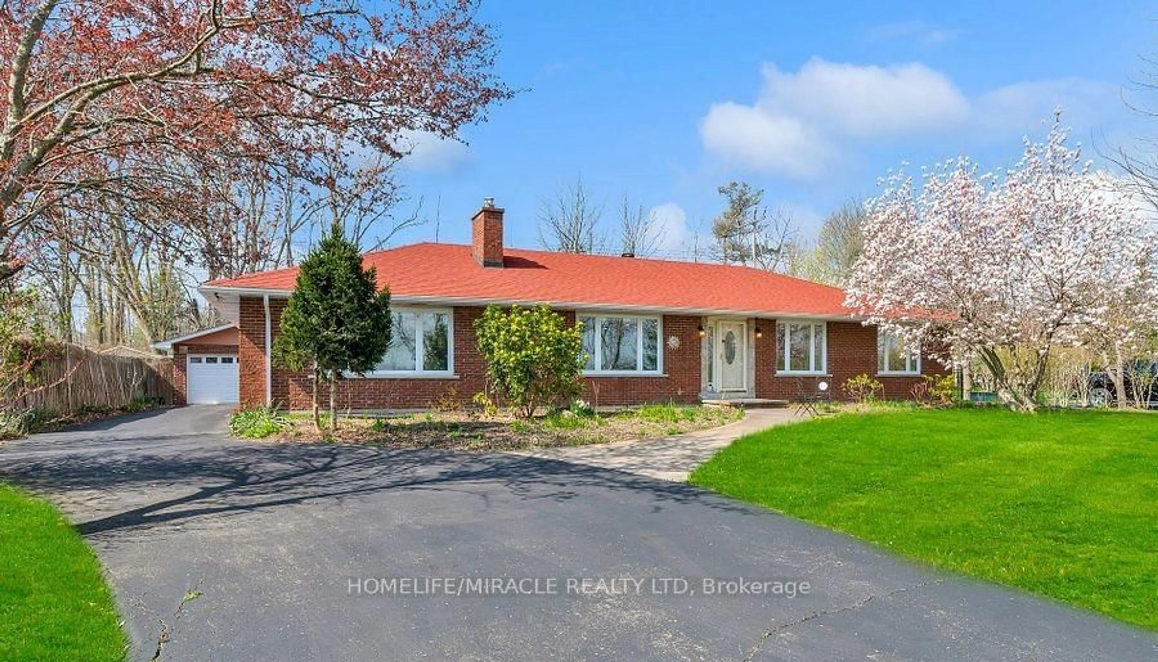 A pic from outside/outdoor area/front of a property/back of a property/a pic from drone, street for 3035 Niagara Pkwy, Fort Erie Ontario L2A 5M4