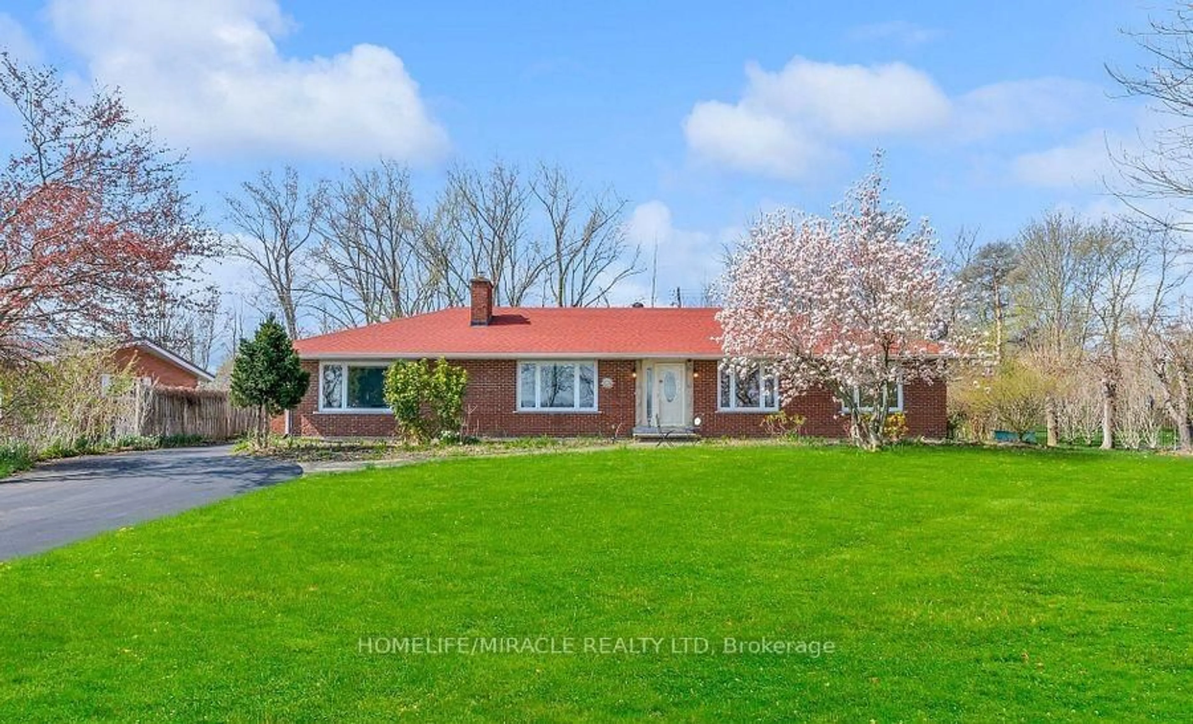 A pic from outside/outdoor area/front of a property/back of a property/a pic from drone, street for 3035 Niagara Pkwy, Fort Erie Ontario L2A 5M4