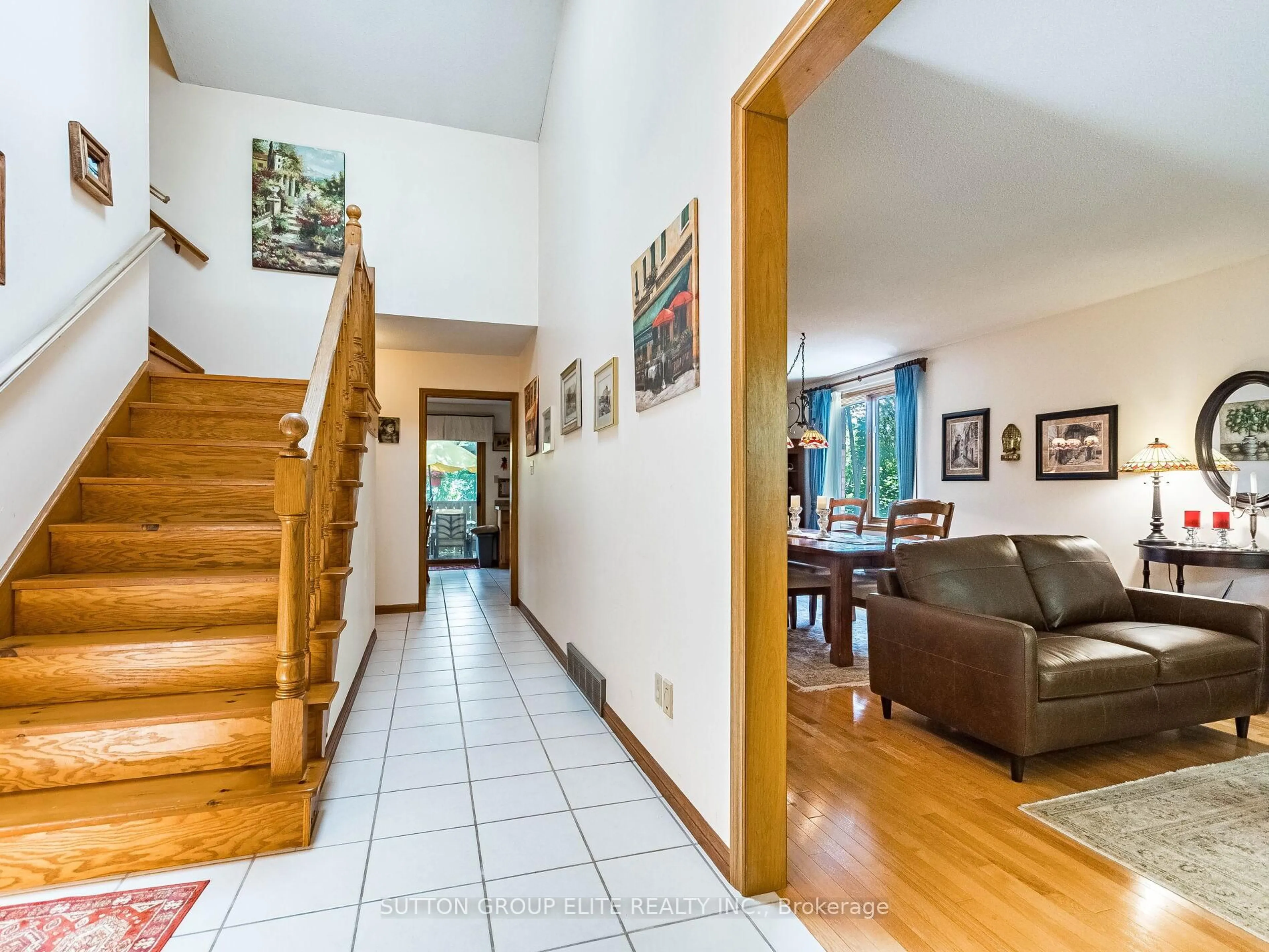 Indoor foyer for 349 Ironwood Rd, Guelph Ontario N1G 3P2