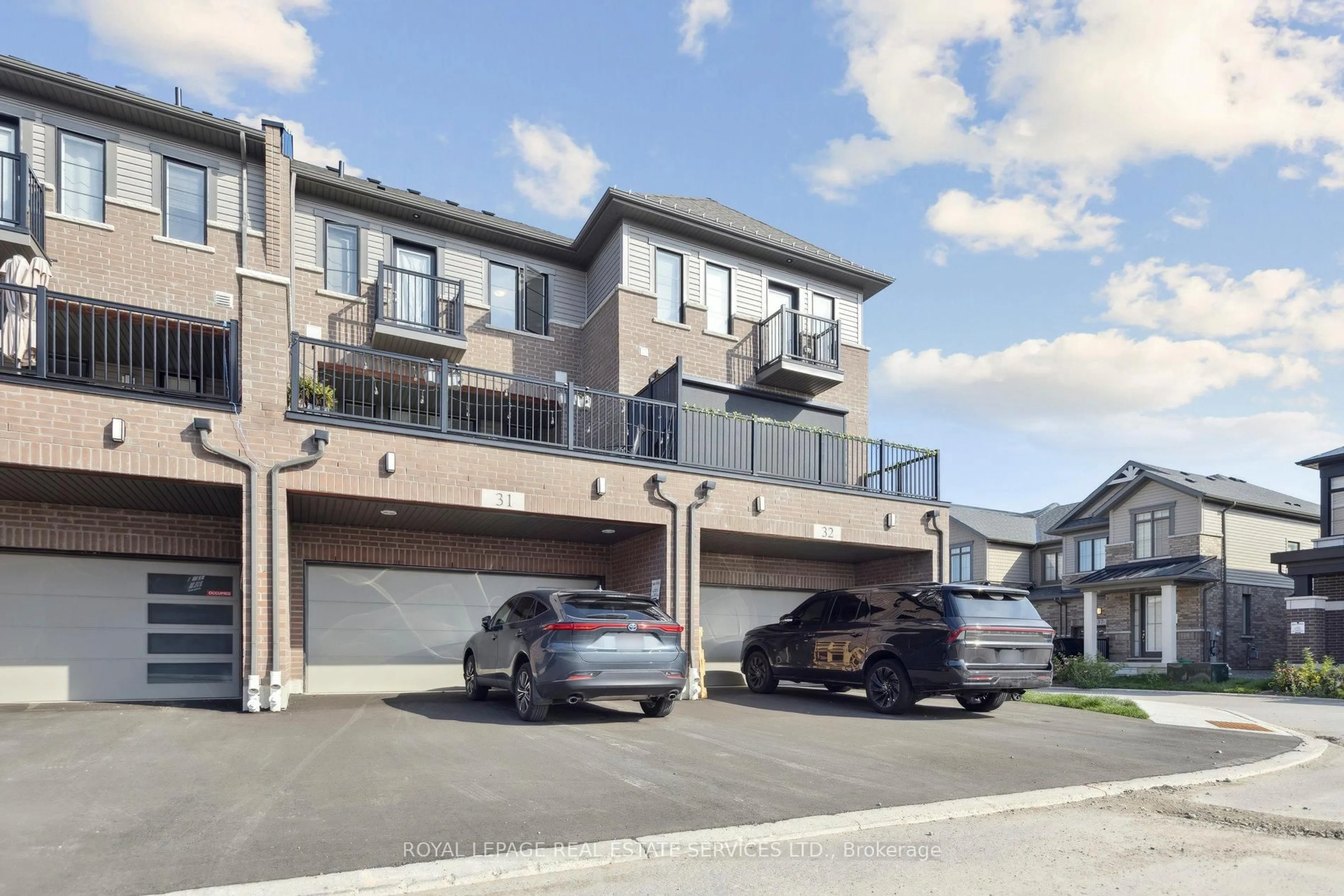 A pic from outside/outdoor area/front of a property/back of a property/a pic from drone, street for 400 Newman Dr #31, Cambridge Ontario N1S 0E8