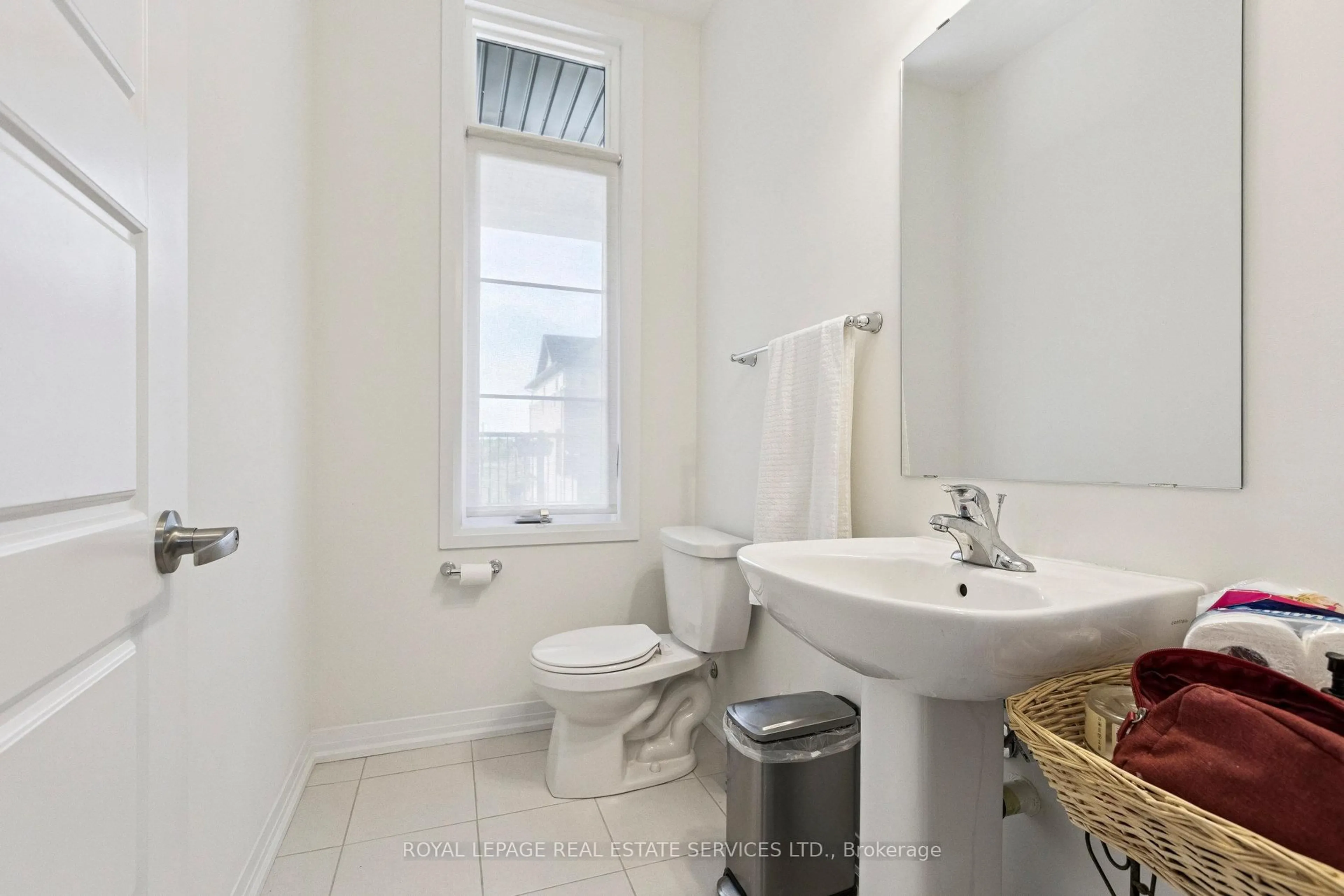 Standard bathroom, unknown for 400 Newman Dr #31, Cambridge Ontario N1S 0E8