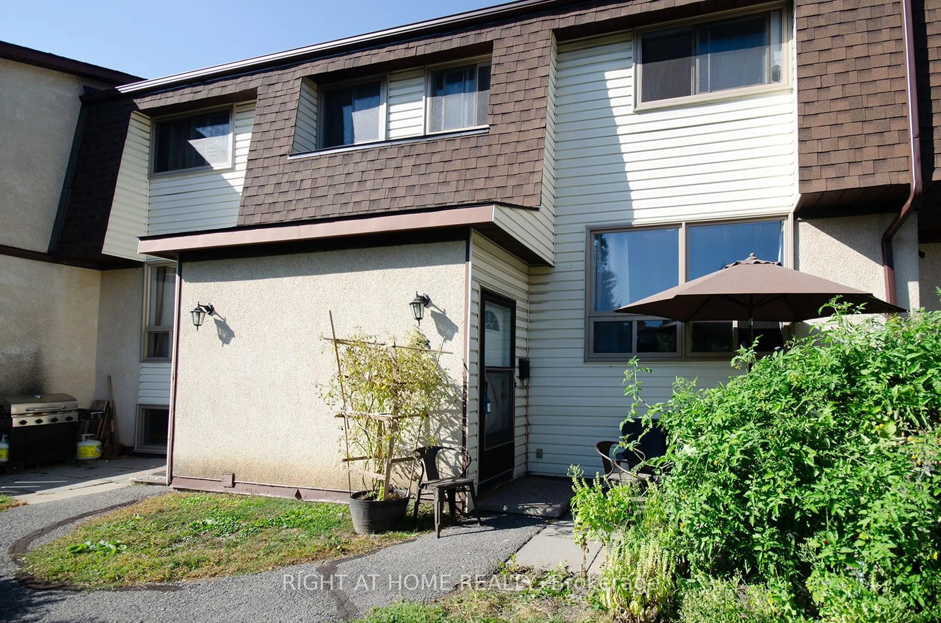 Home with vinyl exterior material, street for 2640 Draper Ave #53, Ottawa Ontario K2H 8V3