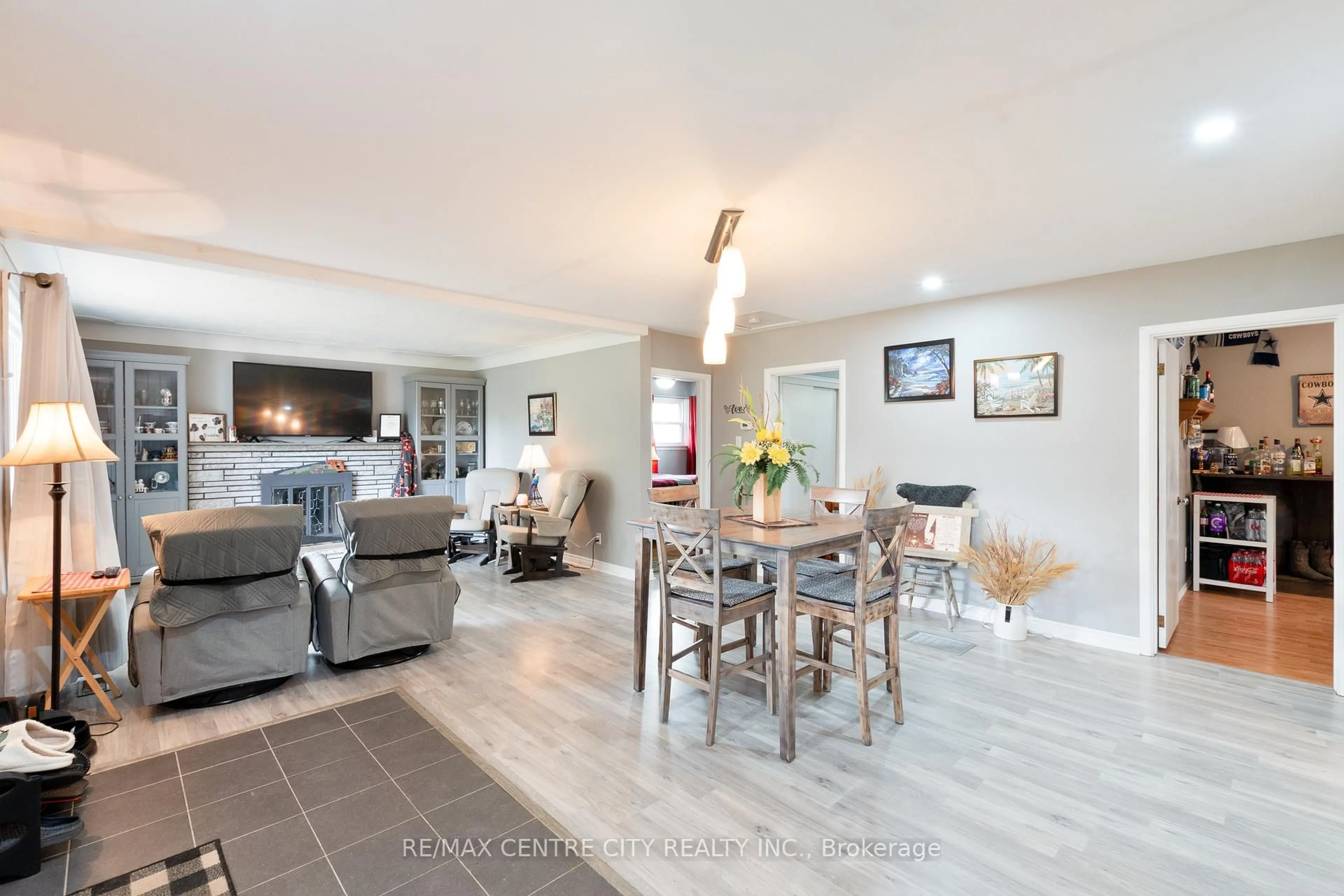 Living room with furniture, wood/laminate floor for 168 Fairview Ave, St. Thomas Ontario N5R 4Y1