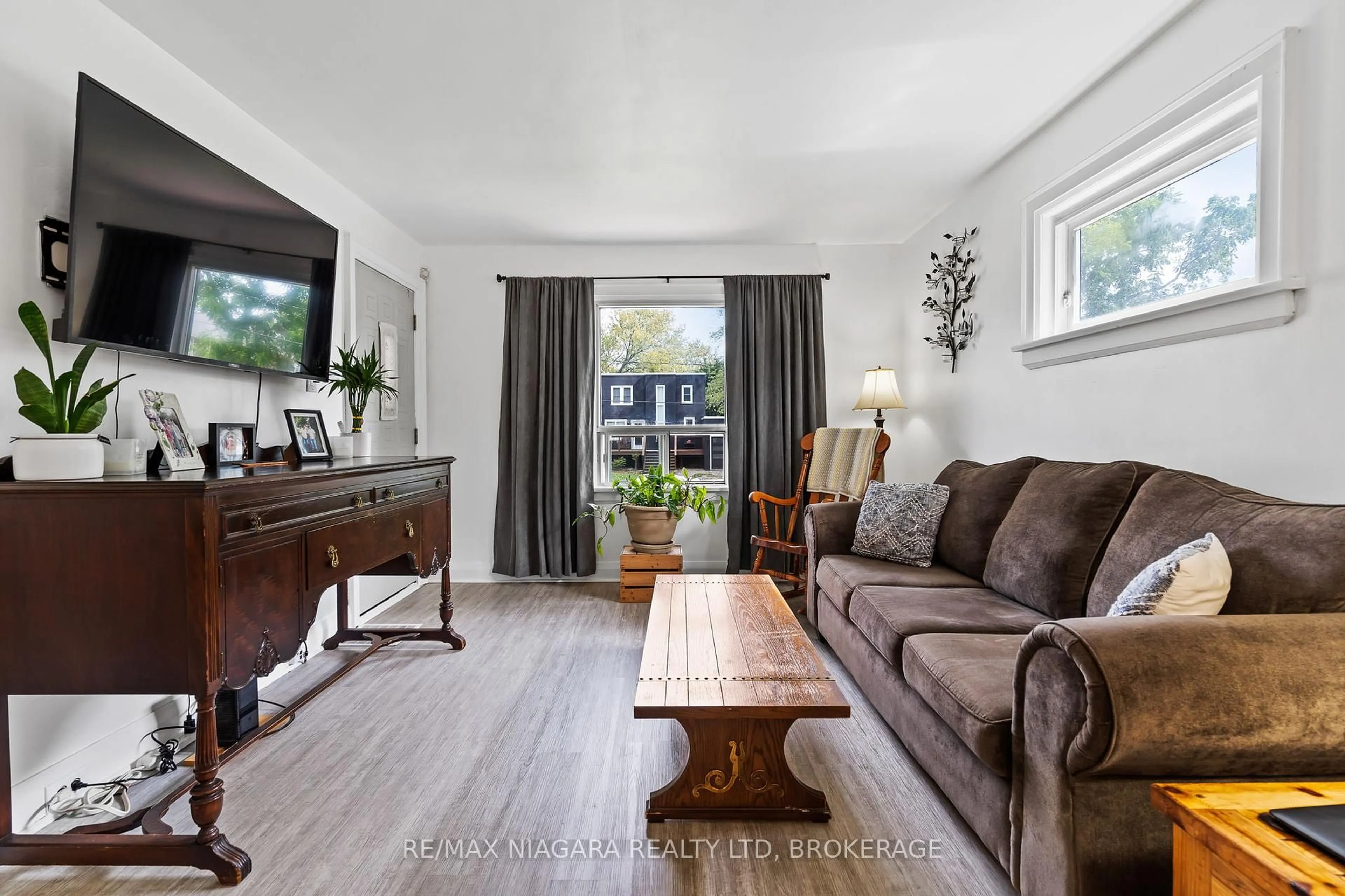Living room with furniture, wood/laminate floor for 94 Clare Ave, Port Colborne Ontario L3K 5H4