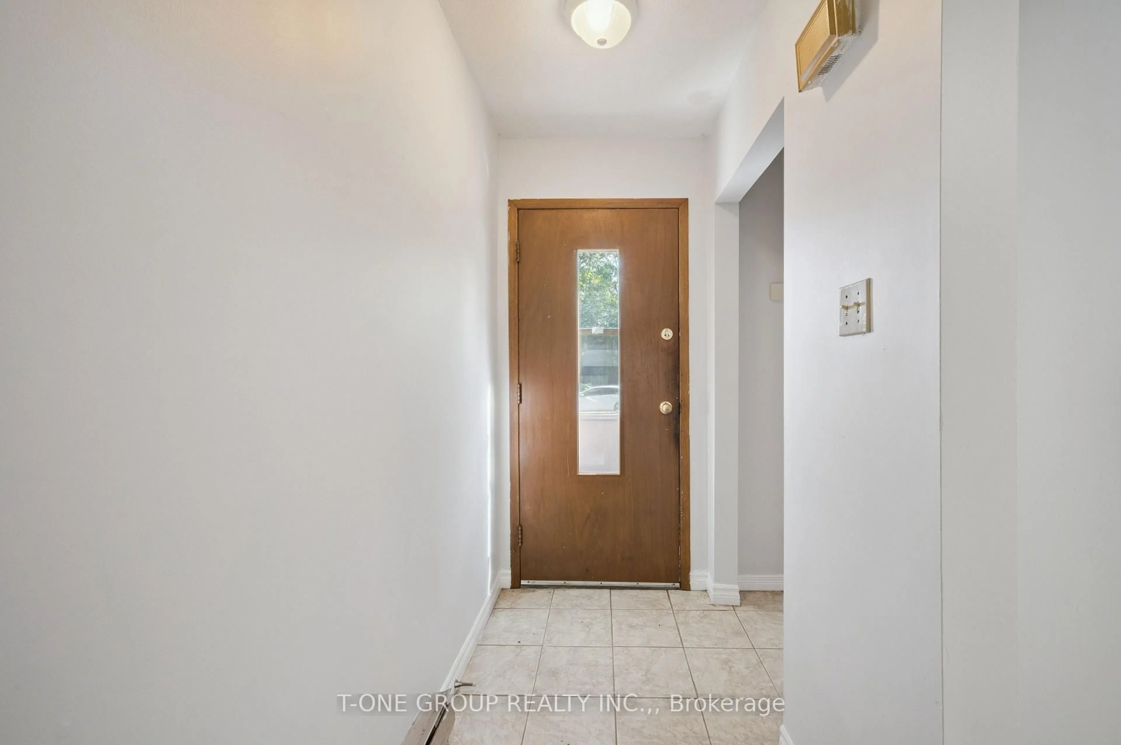 Indoor entryway for 101 Churchill St, Waterloo Ontario N2L 2X1