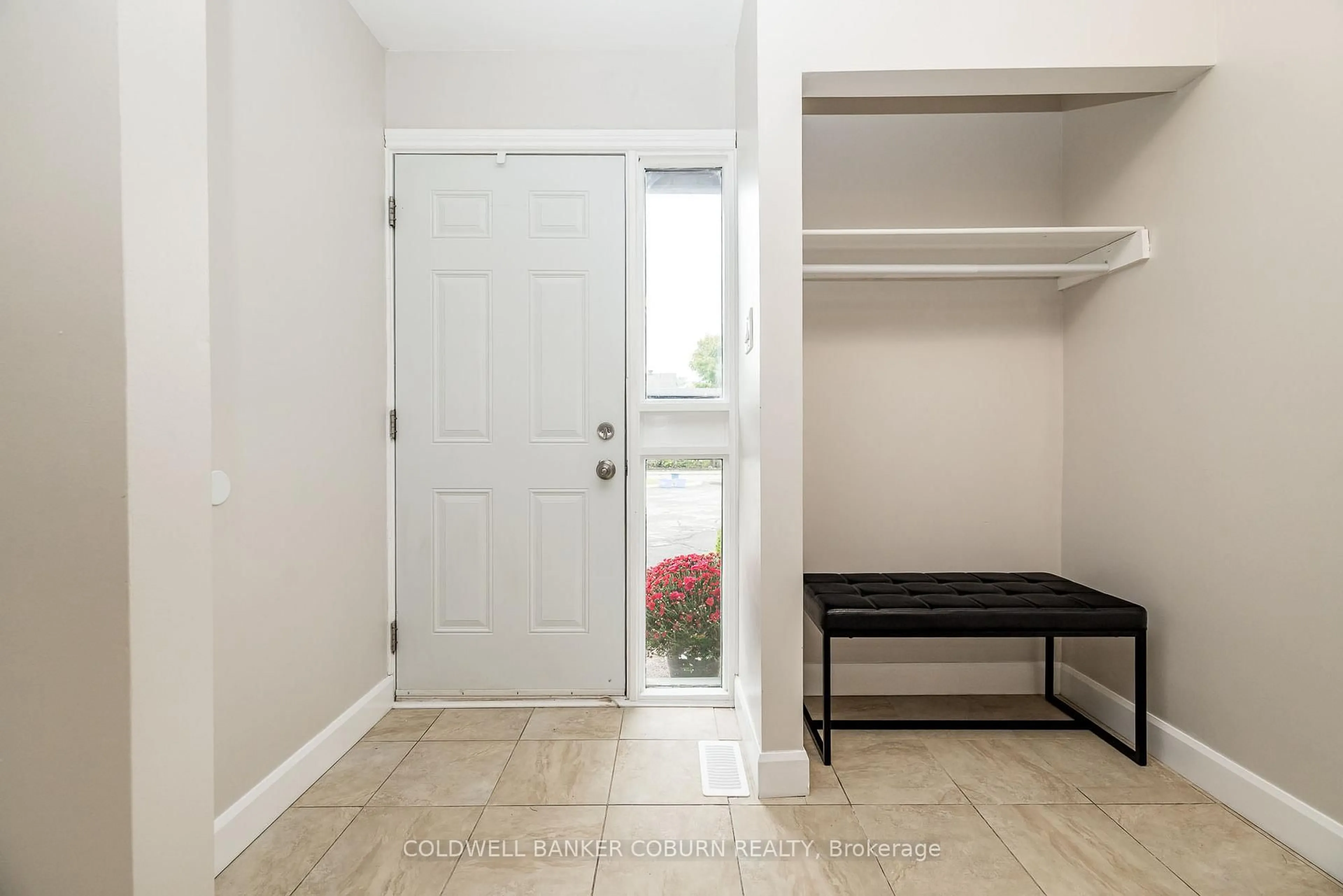 Indoor entryway for 3659 Aladdin Lane #82, Ottawa Ontario K1T 1V5