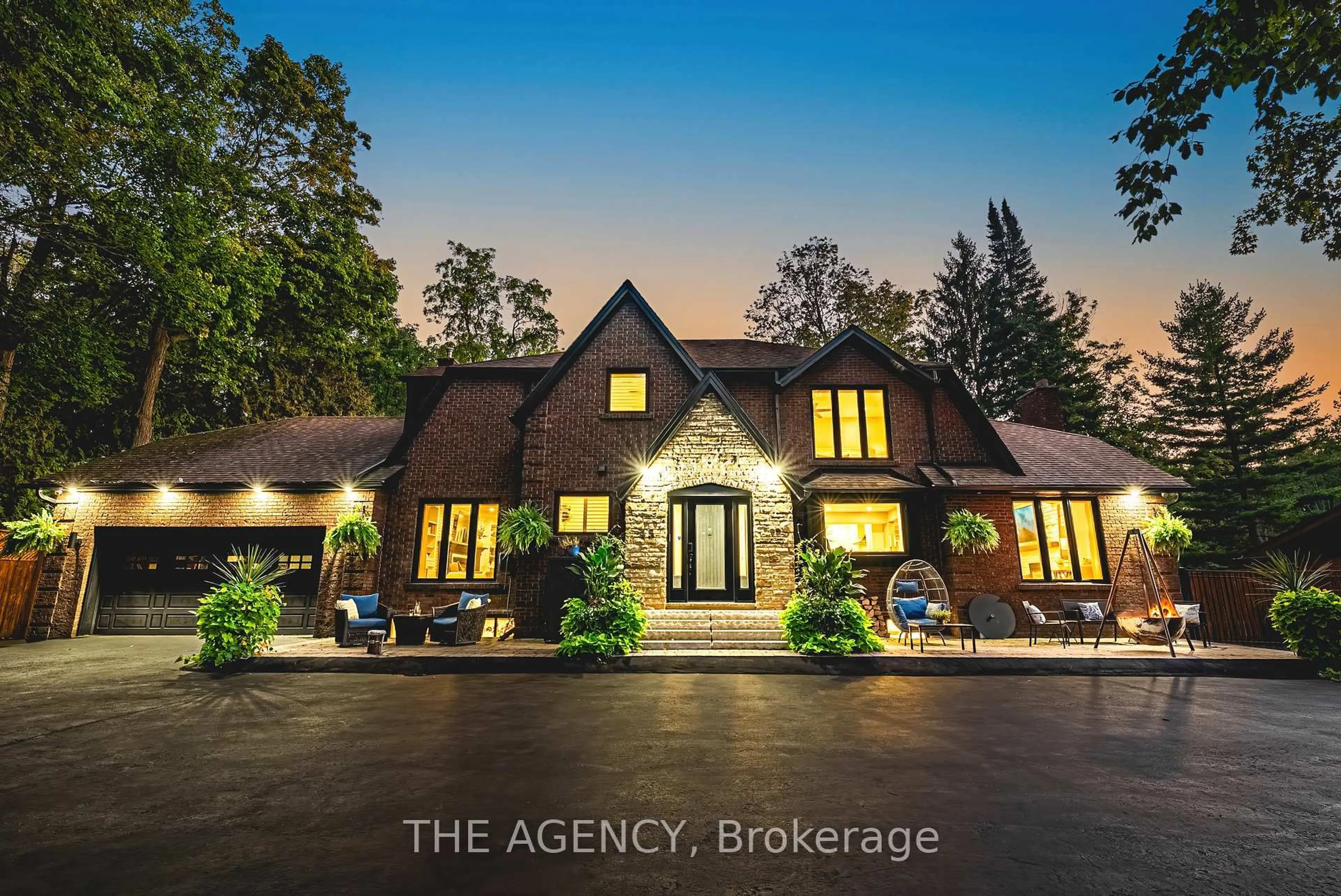 A pic from outside/outdoor area/front of a property/back of a property/a pic from drone, street for 45 Golf Club Rd, Hamilton Ontario L0R 1P0
