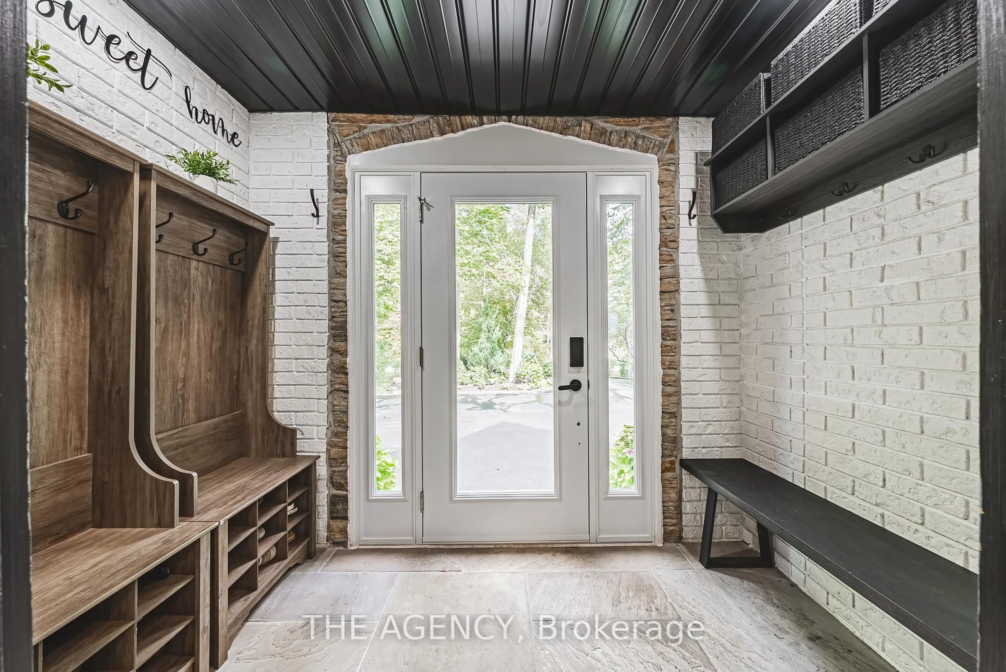 Indoor entryway for 45 Golf Club Rd, Hamilton Ontario L0R 1P0