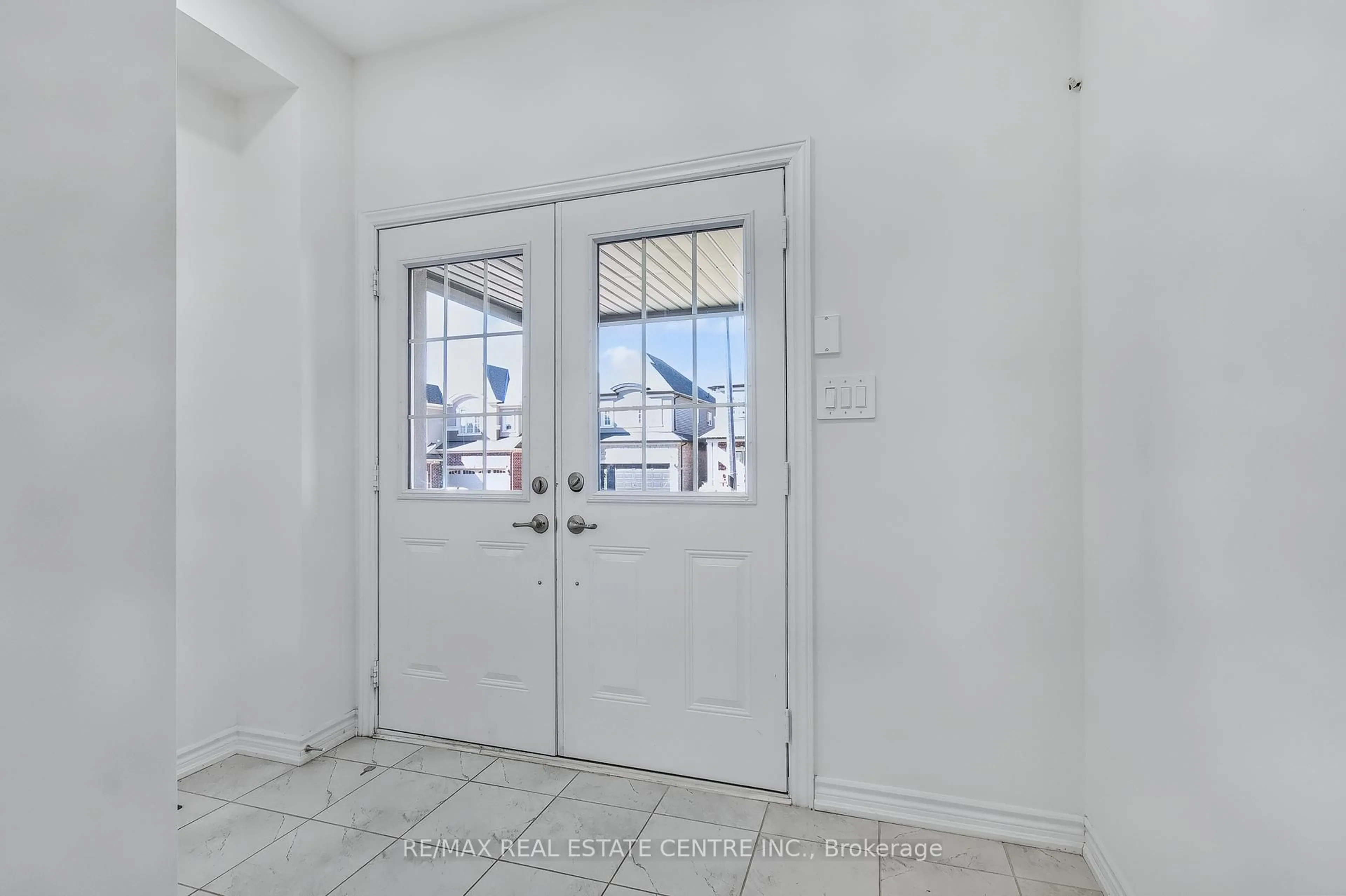 Indoor entryway for 3 Stokes Rd, Brant Ontario N3L 3E3