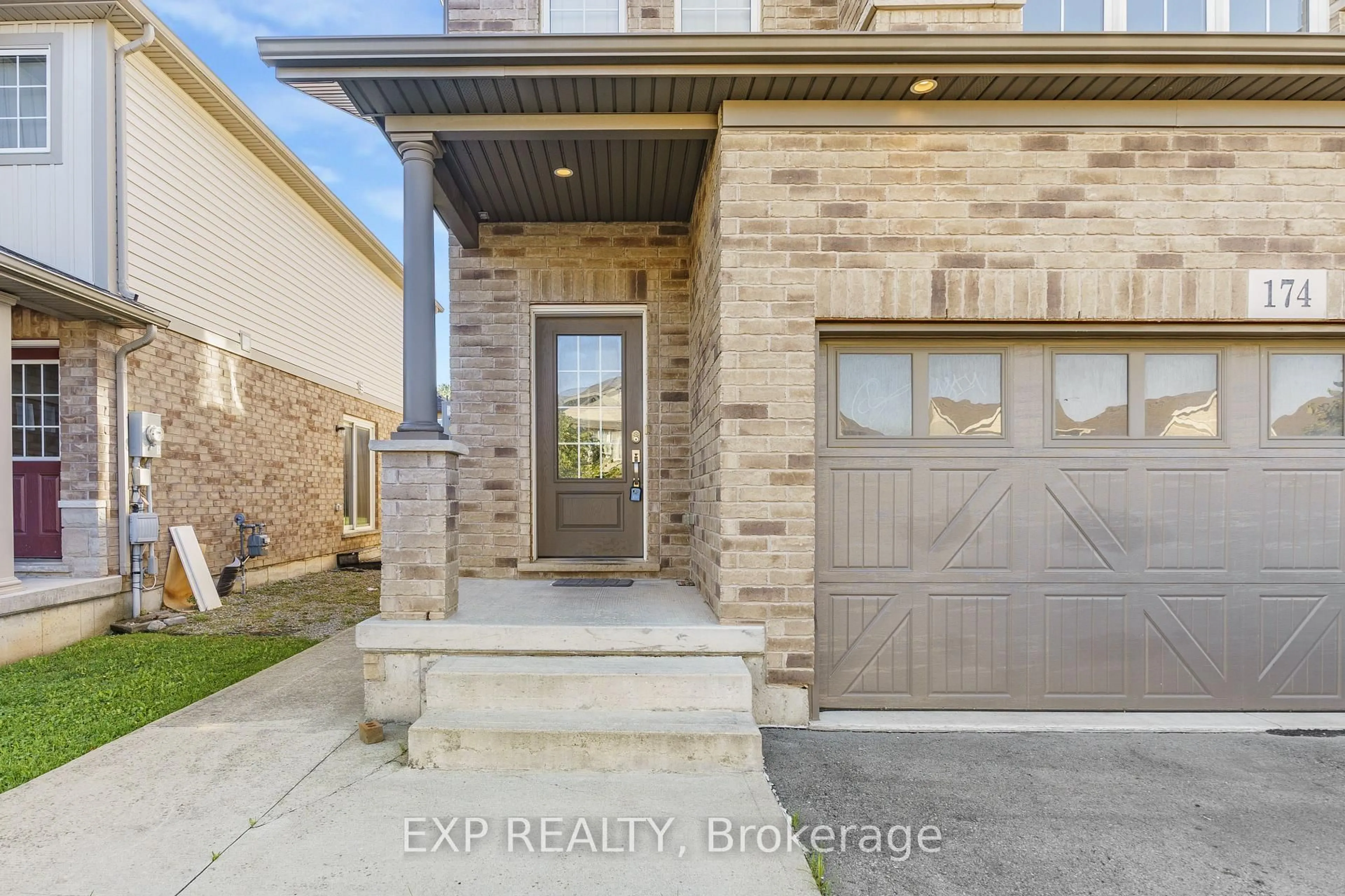 Indoor entryway for 174 Winterberry Blvd, Thorold Ontario L2V 0C2