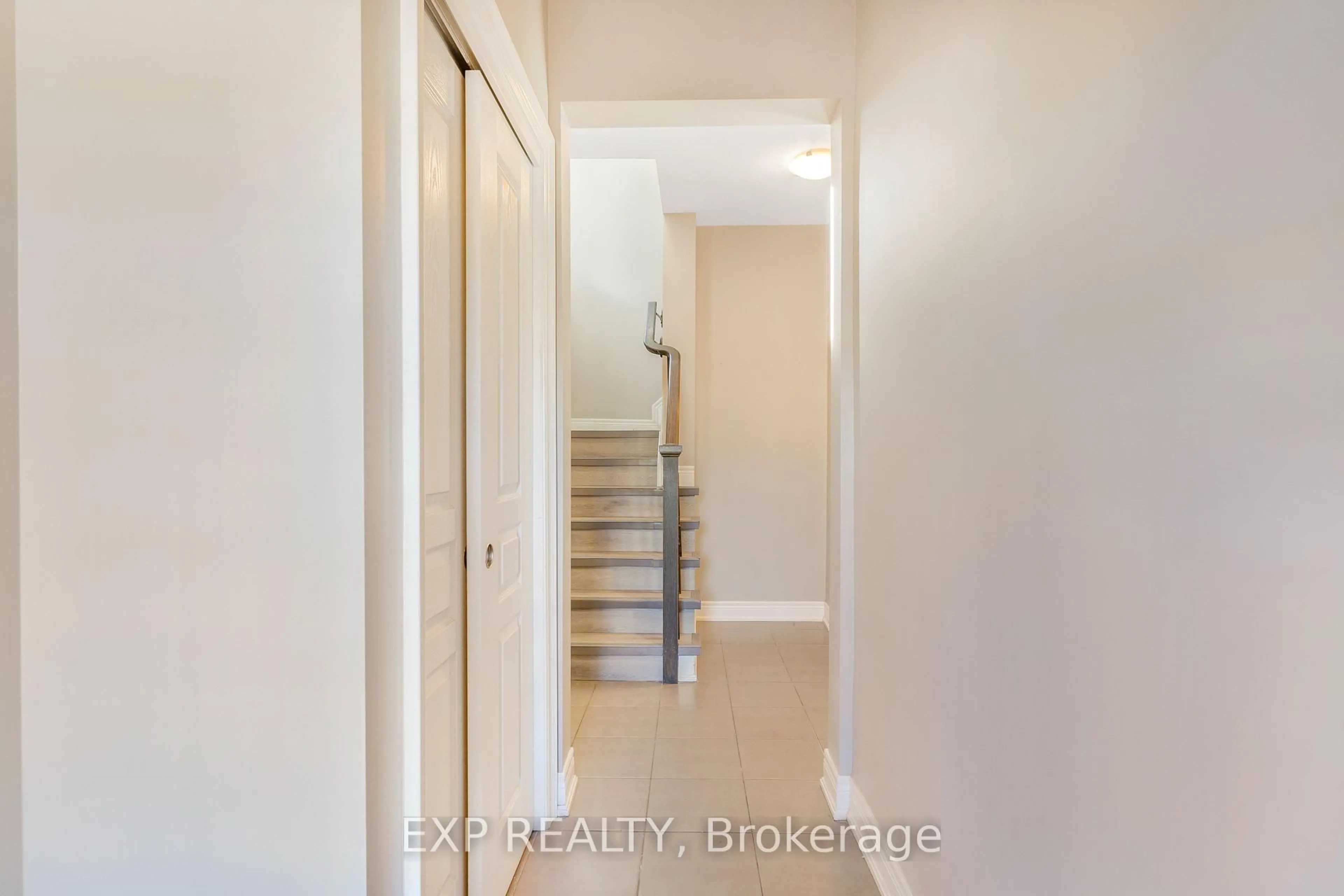 Indoor entryway for 174 Winterberry Blvd, Thorold Ontario L2V 0C2