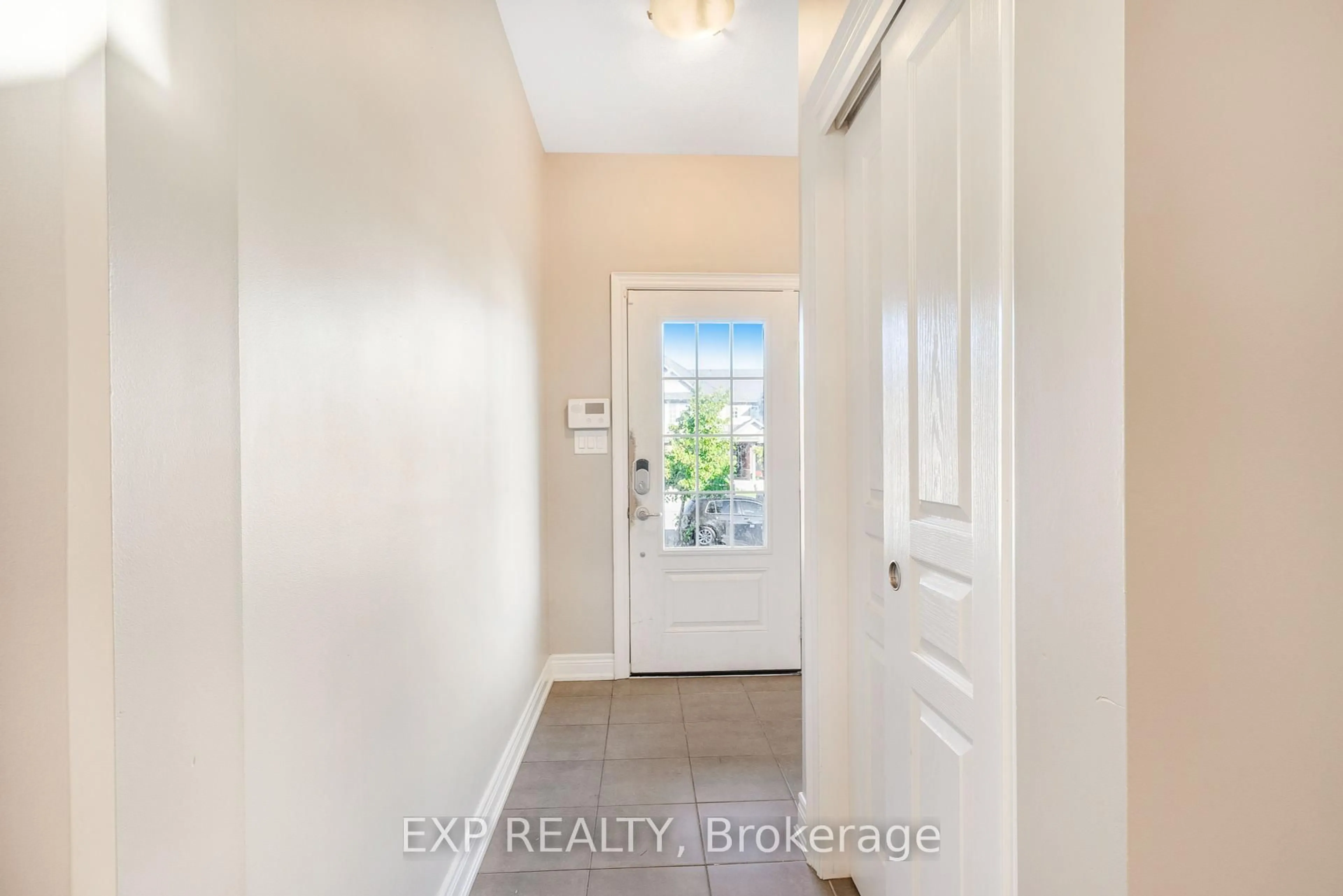 Indoor entryway for 174 Winterberry Blvd, Thorold Ontario L2V 0C2