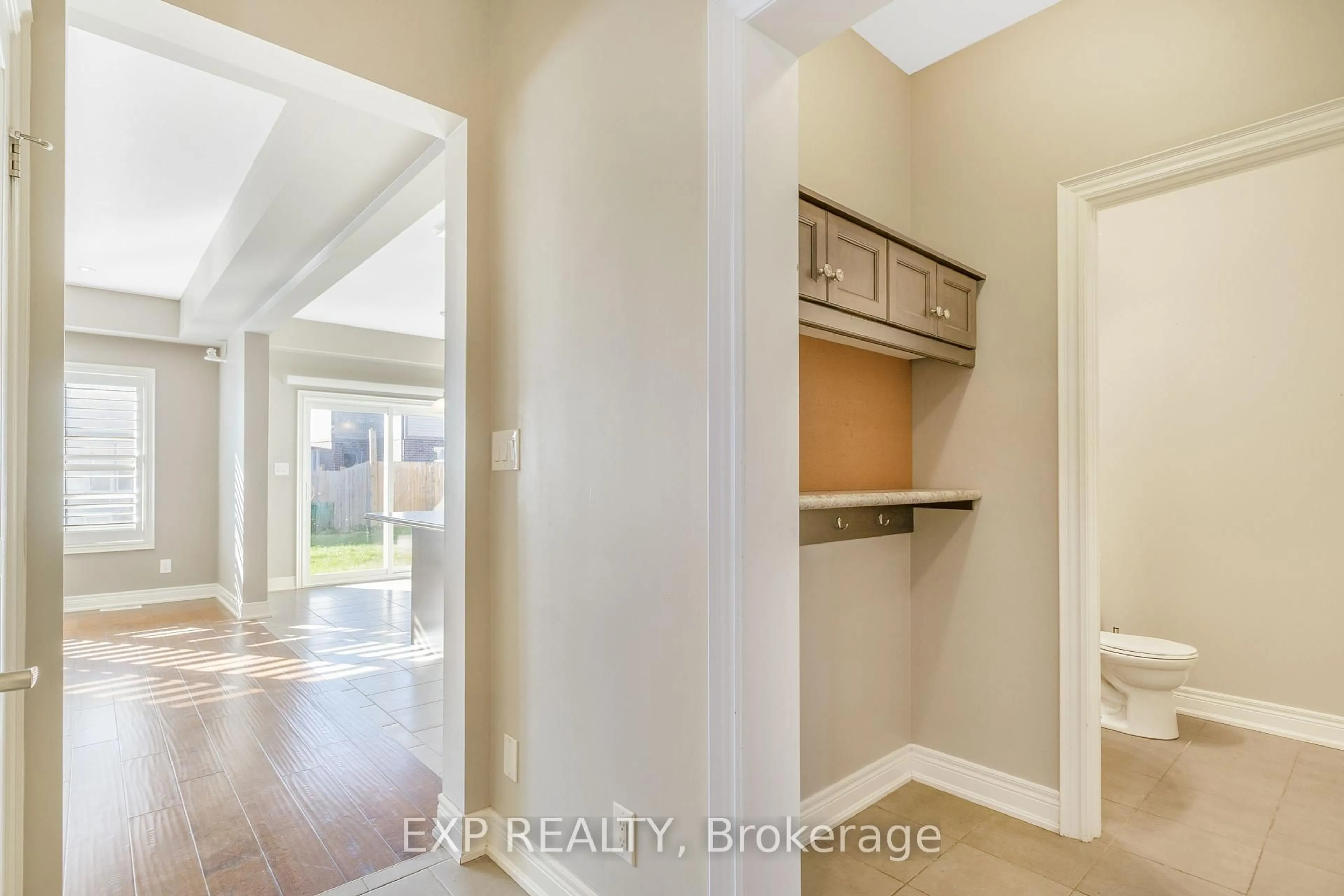 Indoor entryway for 174 Winterberry Blvd, Thorold Ontario L2V 0C2