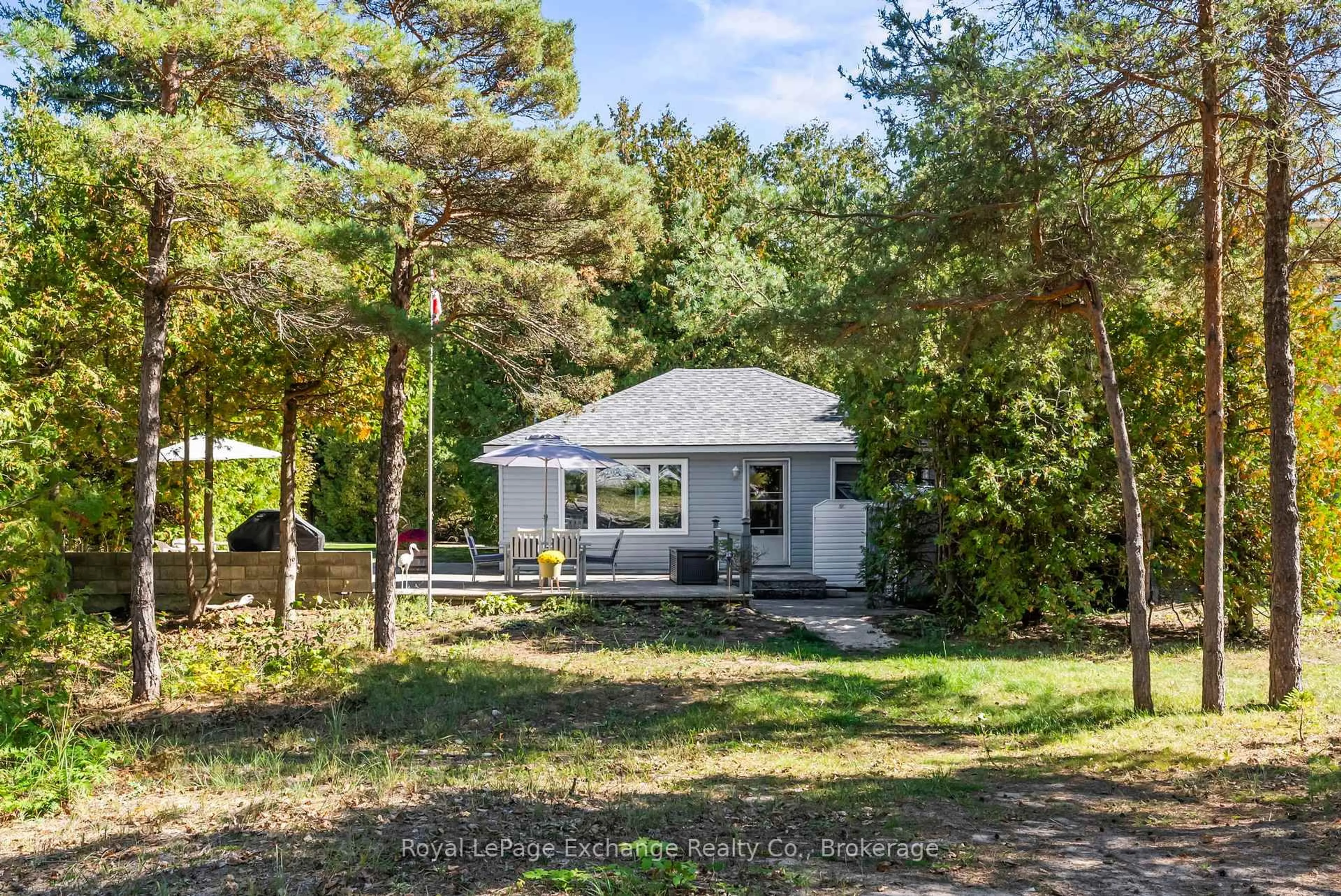 A pic from outside/outdoor area/front of a property/back of a property/a pic from drone, unknown for 10 Edgemere Ave, Kincardine Ontario N2Z 2X6
