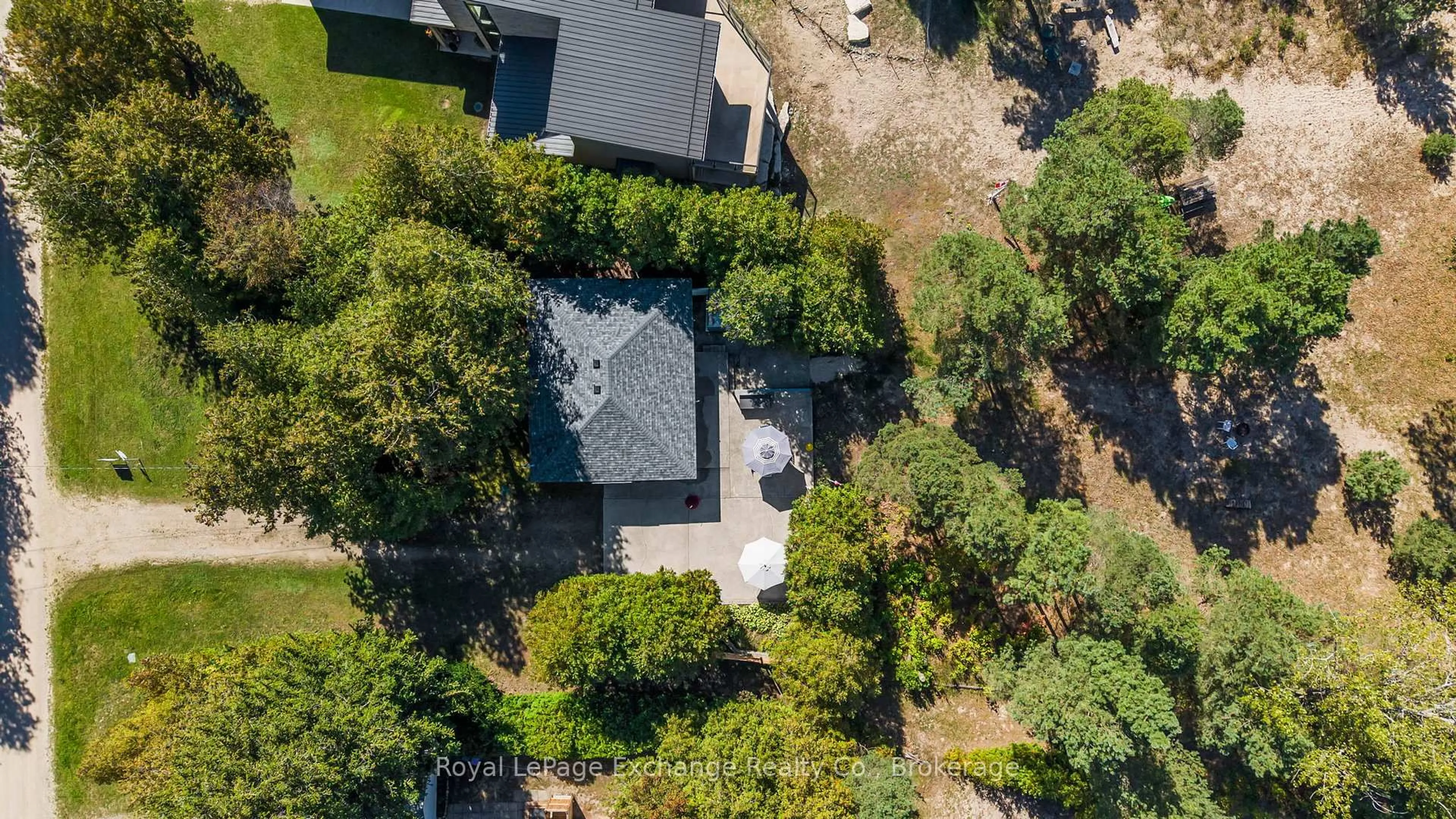 A pic from outside/outdoor area/front of a property/back of a property/a pic from drone, unknown for 10 Edgemere Ave, Kincardine Ontario N2Z 2X6