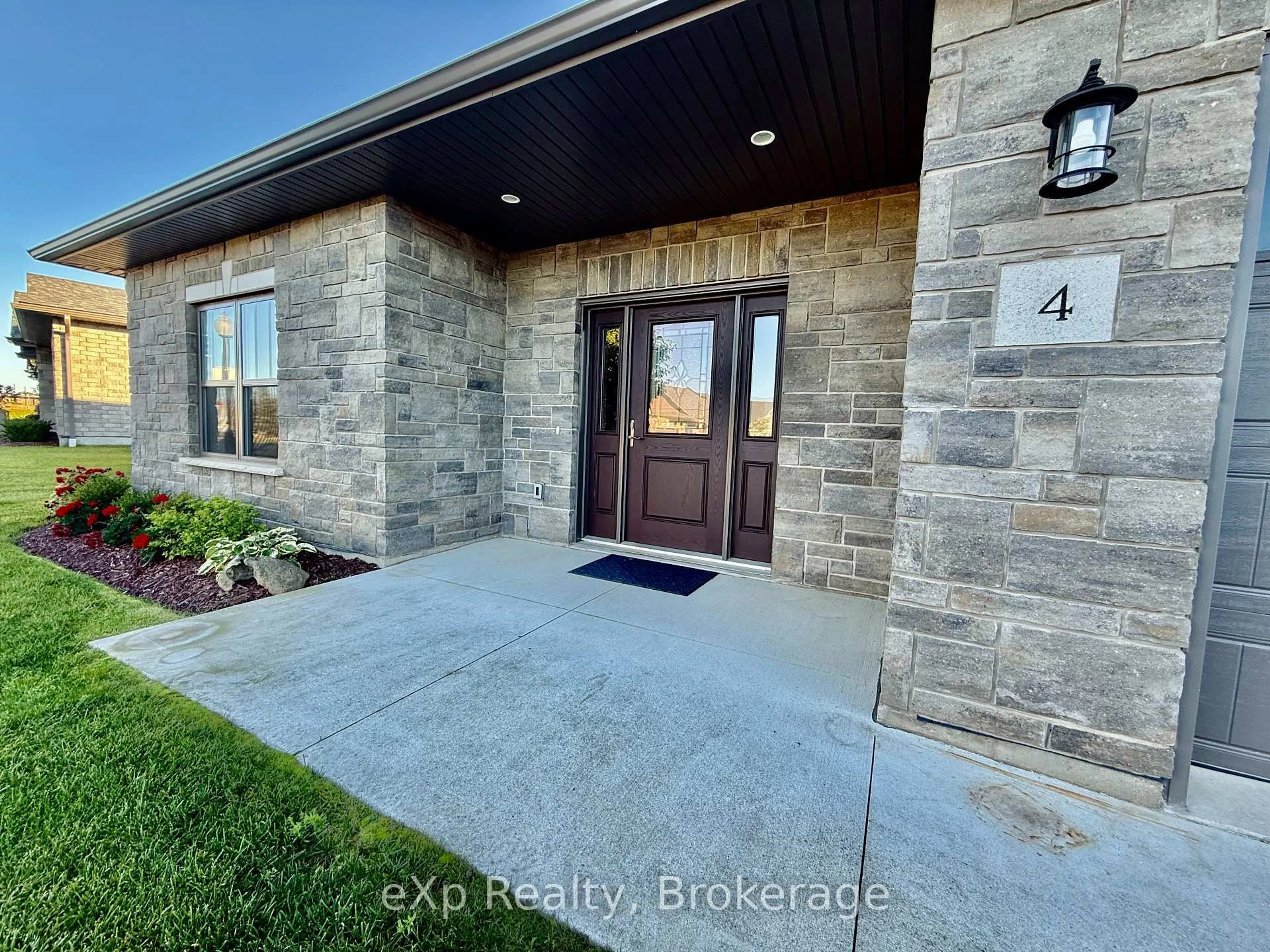 Indoor entryway for 4 - 1050 Waterloo St, Saugeen Shores Ontario N0H 2C3