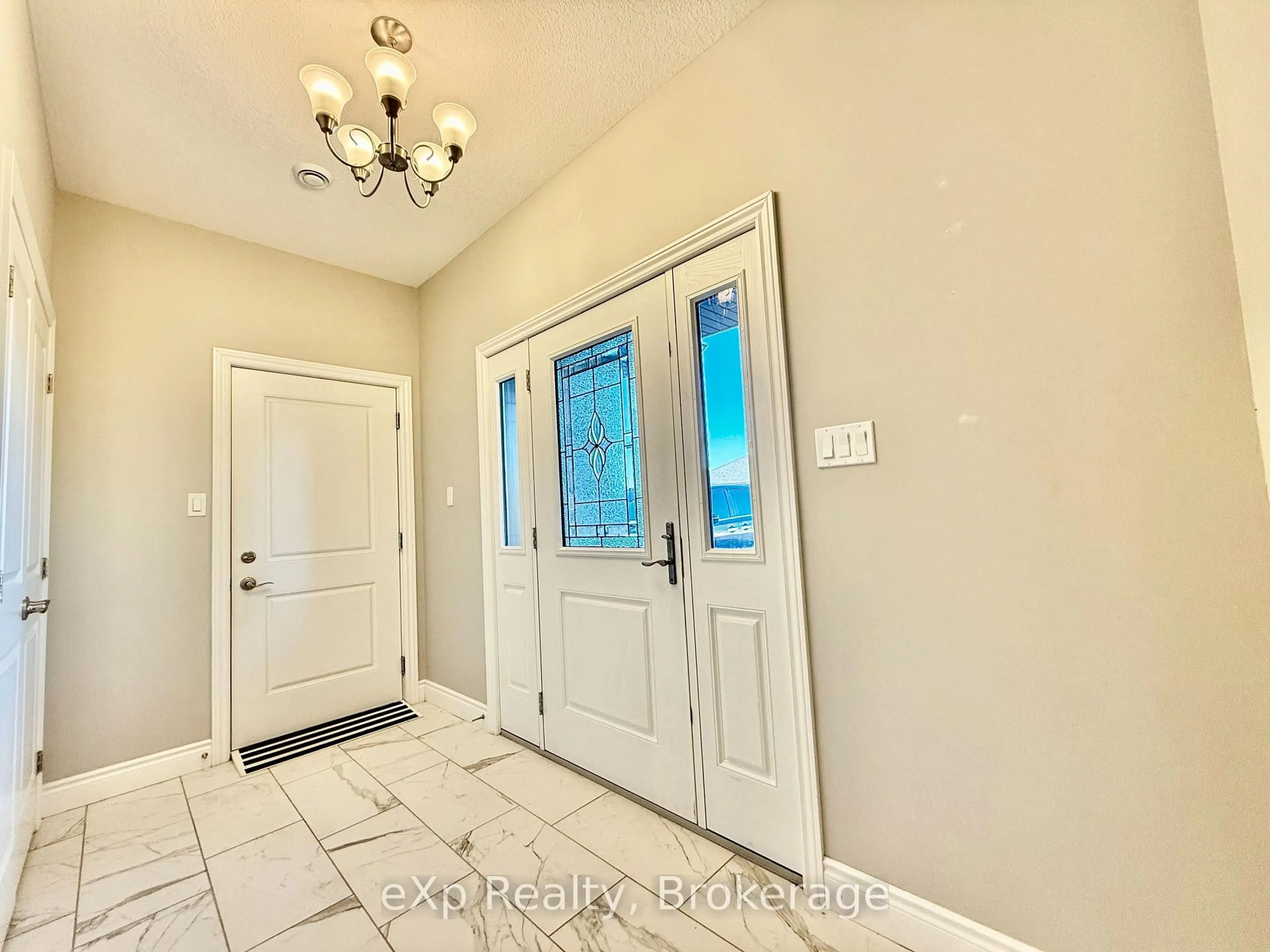 Indoor entryway for 4 - 1050 Waterloo St, Saugeen Shores Ontario N0H 2C3