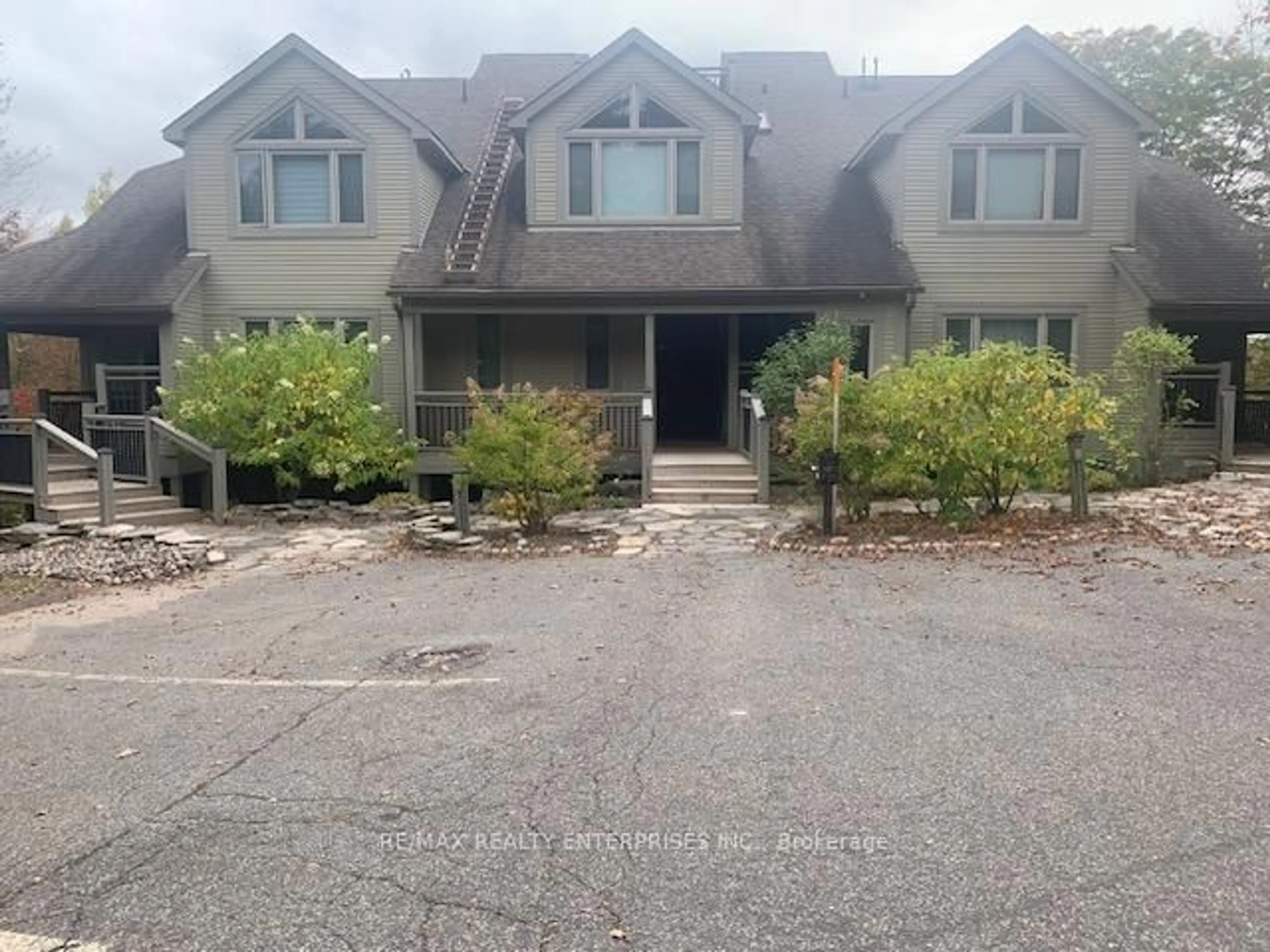 A pic from outside/outdoor area/front of a property/back of a property/a pic from drone, street for 3521 Grandview Forest Hill Dr, Huntsville Ontario P1H 2J5