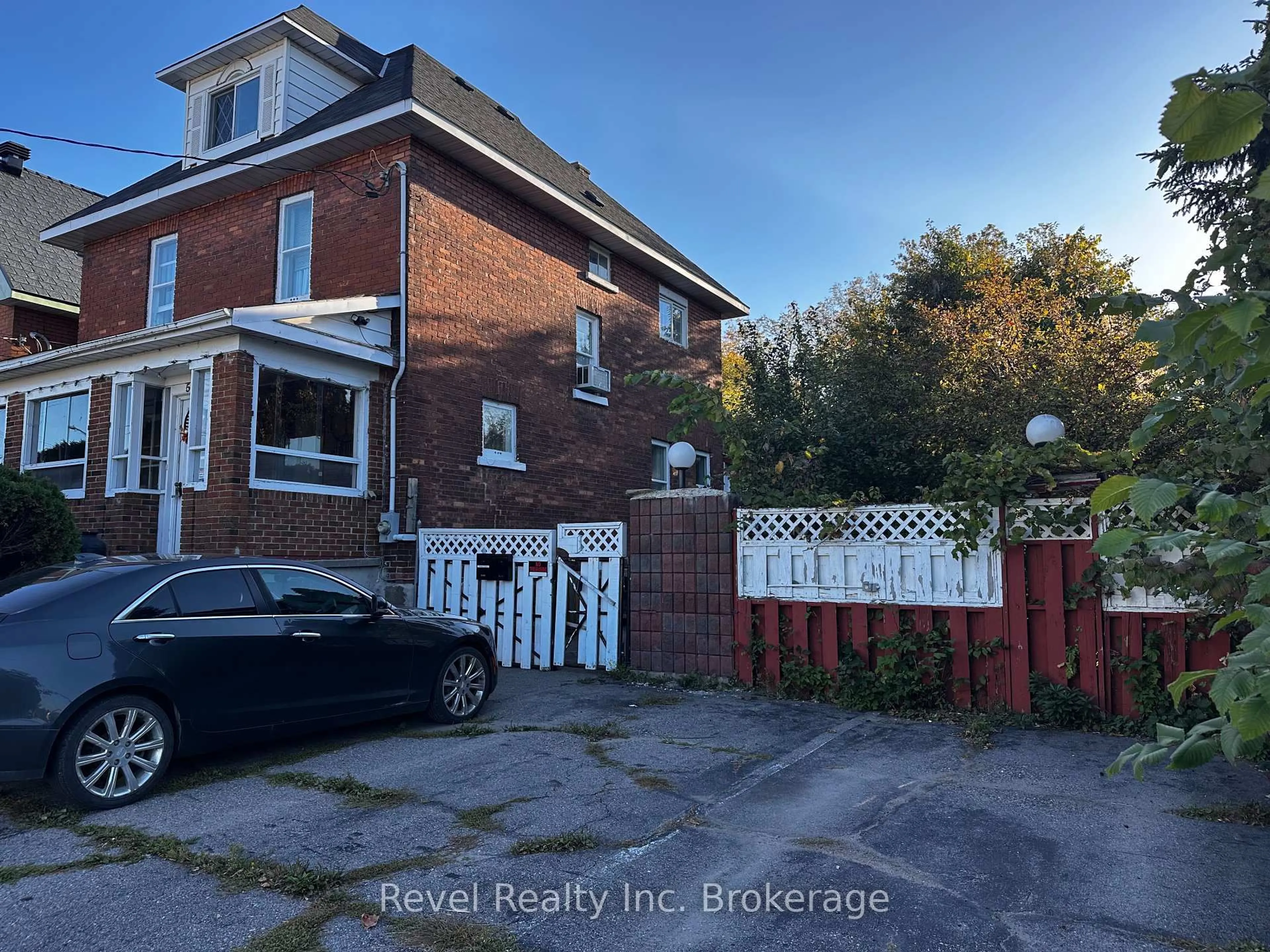 A pic from outside/outdoor area/front of a property/back of a property/a pic from drone, street for 551 First Ave, North Bay Ontario P1B 1K5