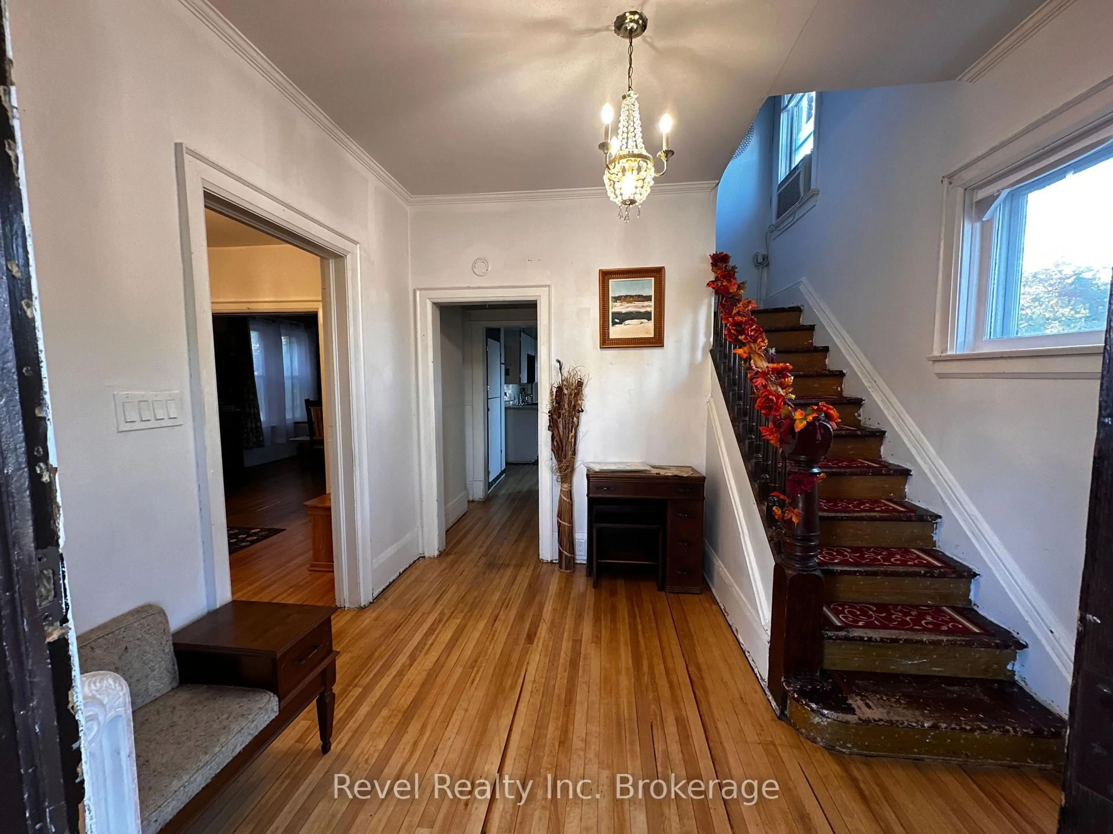 Indoor foyer for 551 First Ave, North Bay Ontario P1B 1K5