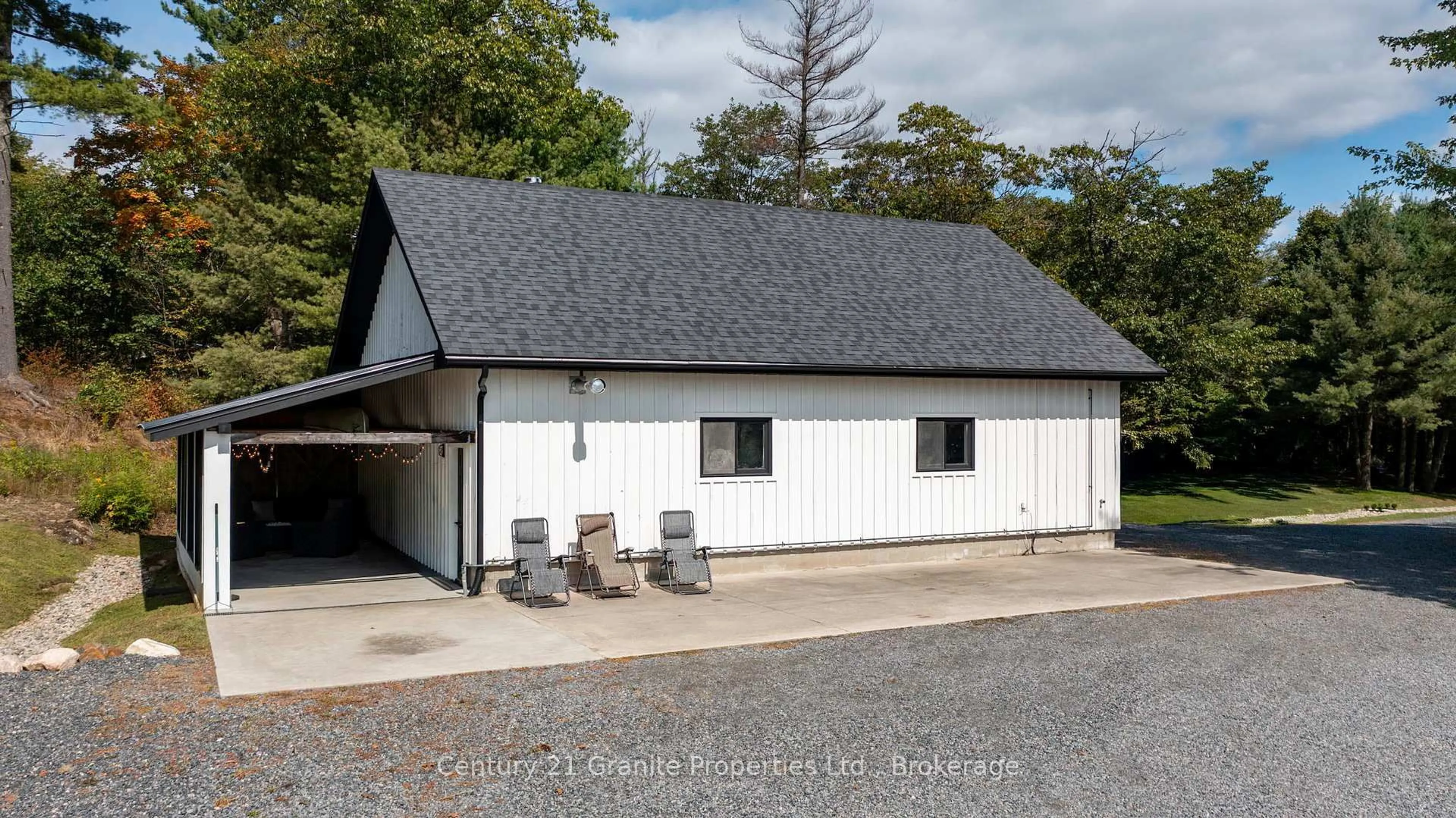 Indoor garage for 8 Bartlett Dr, Seguin Ontario P2A 2W8