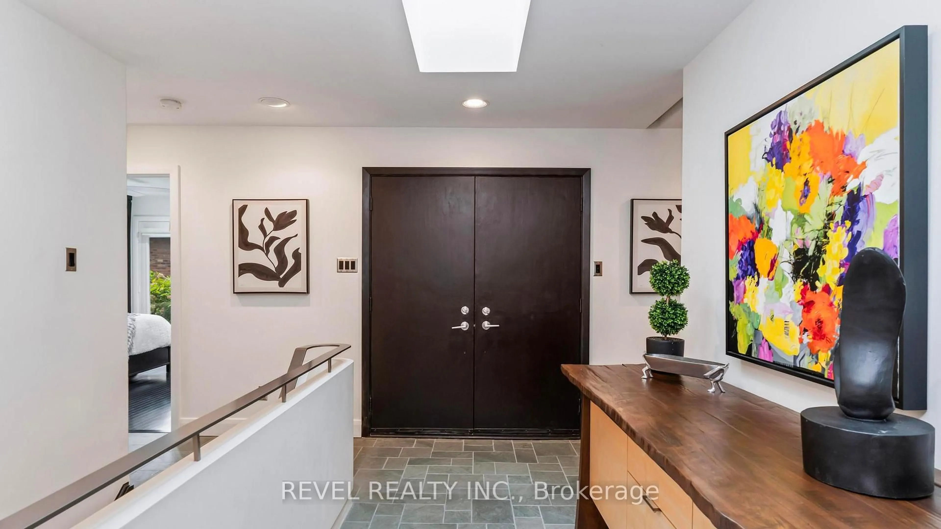 Indoor entryway for 76 Tallwood Circ, London North Ontario N5X 2S1