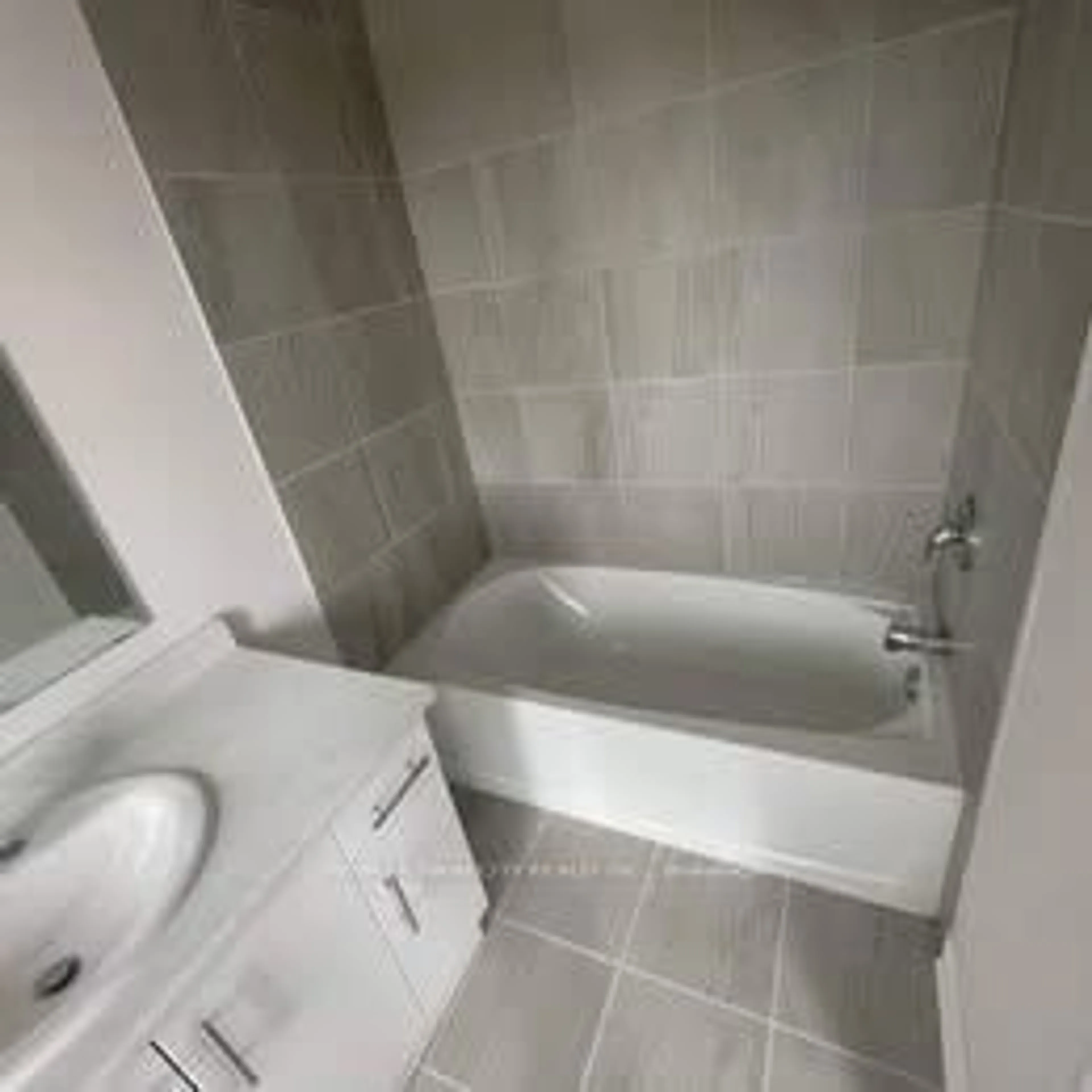 Standard bathroom, ceramic/tile floor for 677 Park Rd #16, Brantford Ontario N3R 0C2