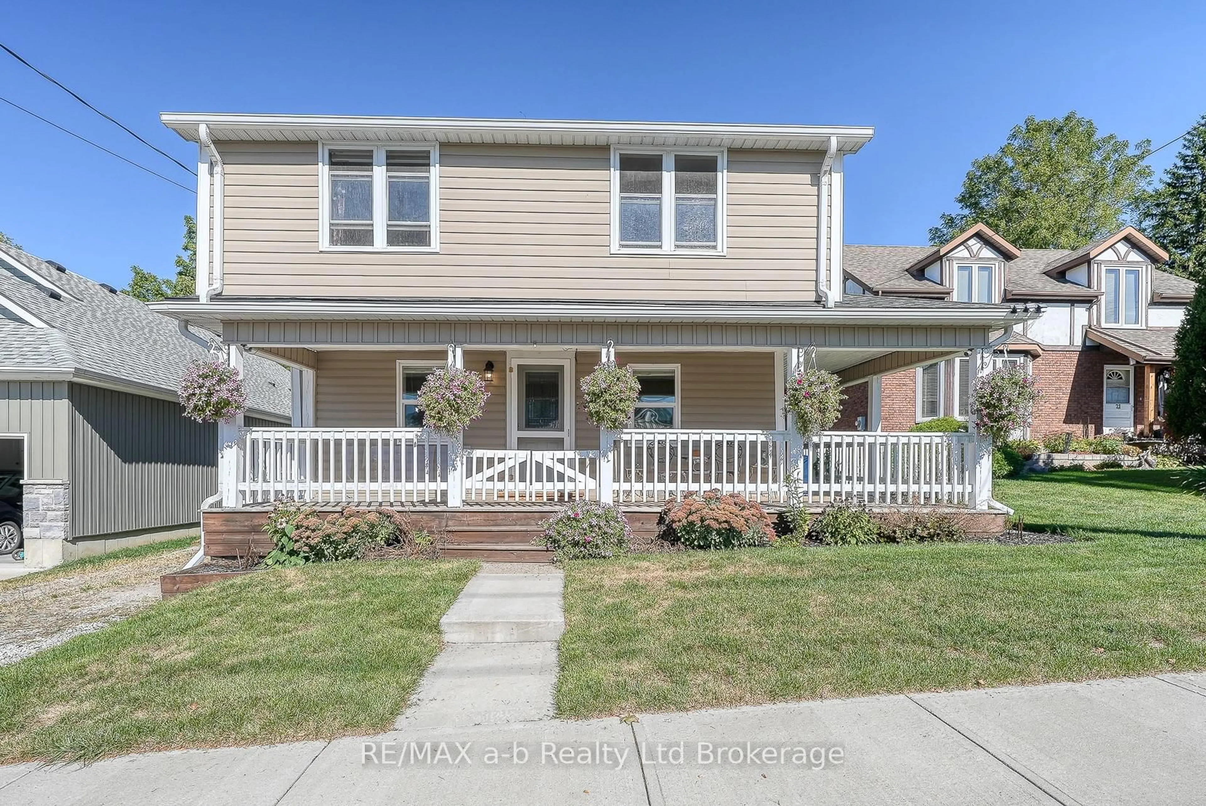 Home with vinyl exterior material, street for 27 Sovereign St, Norfolk Ontario N0E 1Y0