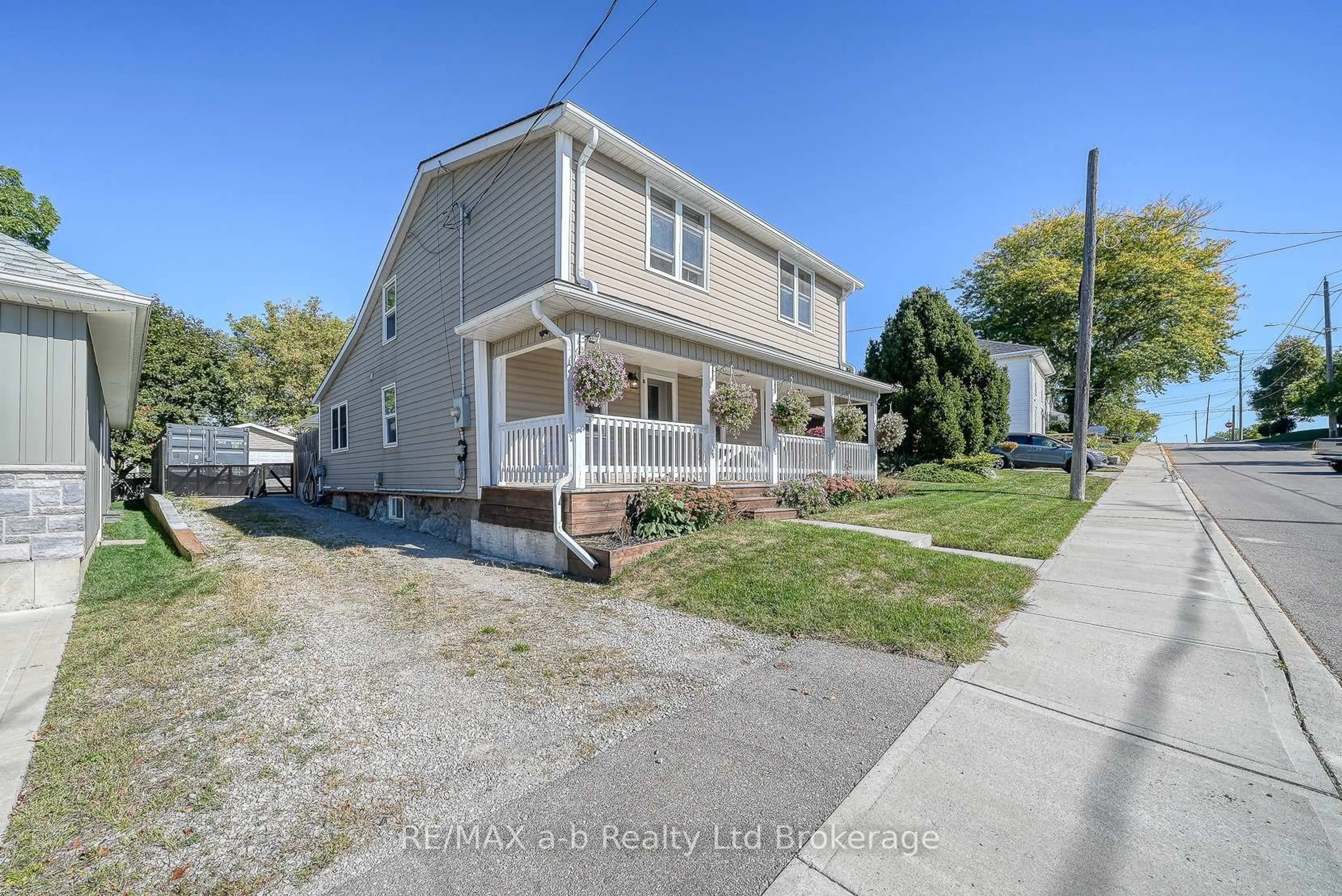A pic from outside/outdoor area/front of a property/back of a property/a pic from drone, street for 27 Sovereign St, Norfolk Ontario N0E 1Y0