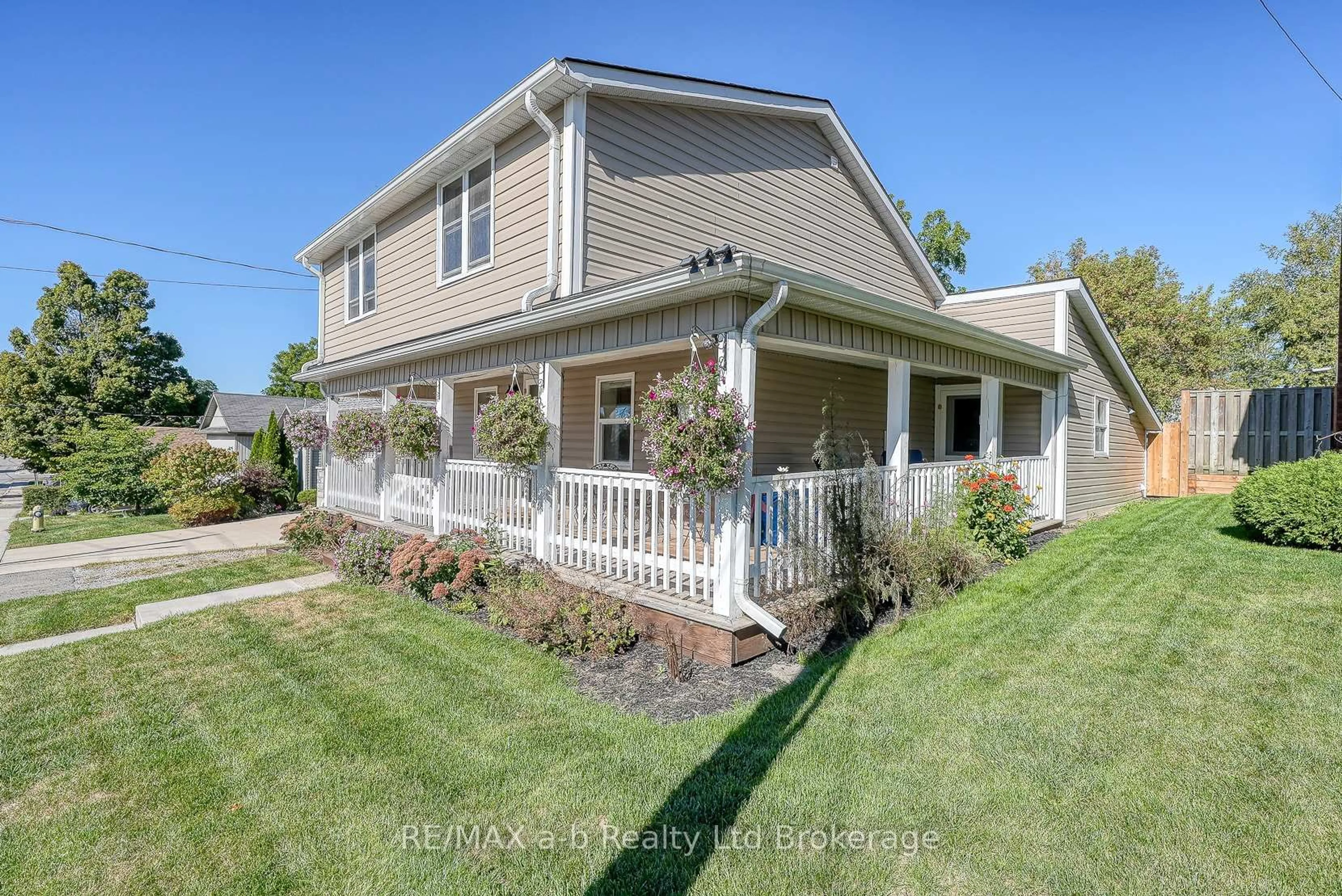 Home with vinyl exterior material, street for 27 Sovereign St, Norfolk Ontario N0E 1Y0