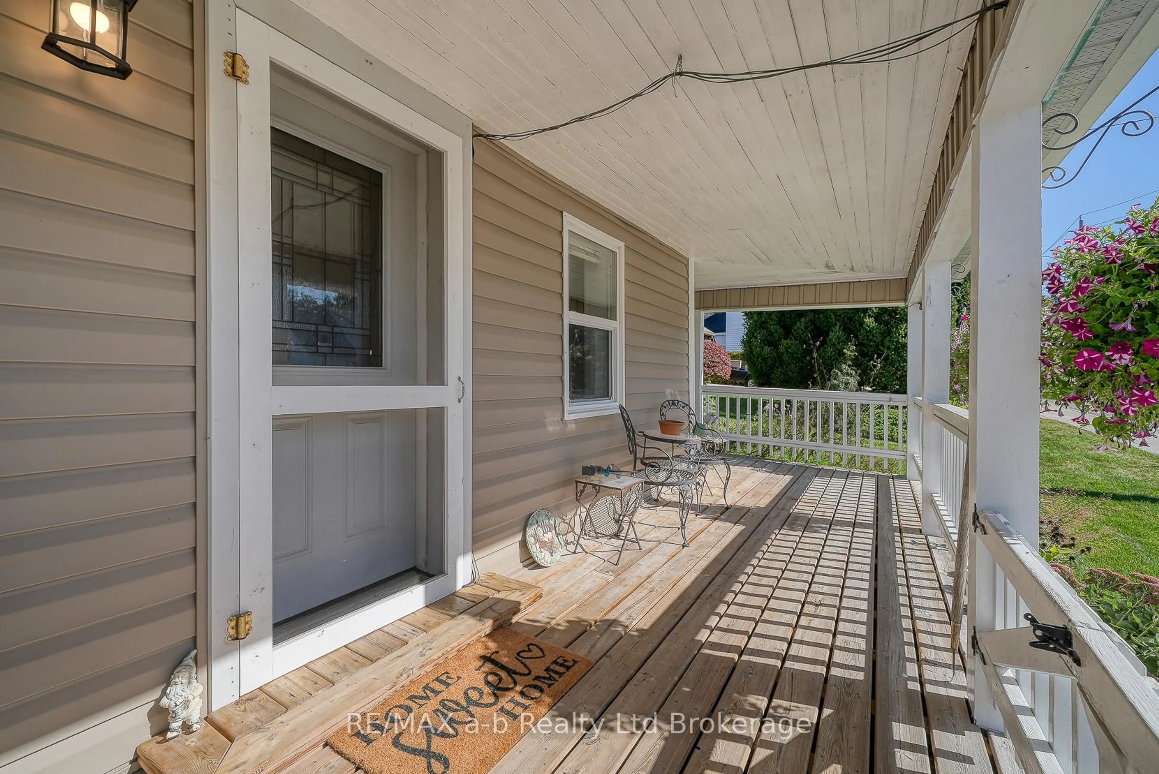 Patio, street for 27 Sovereign St, Norfolk Ontario N0E 1Y0
