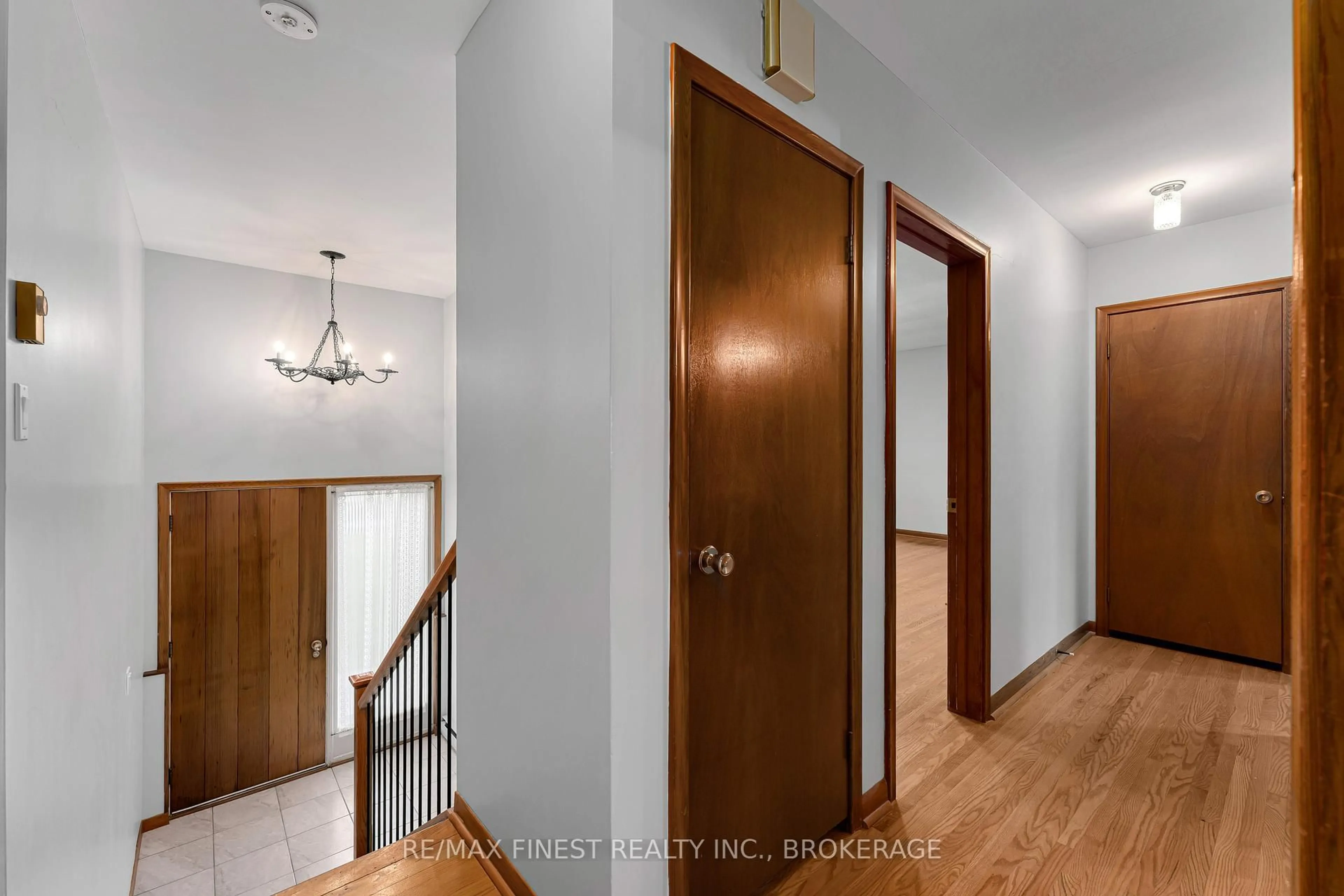 Indoor foyer for 167 Sherman St, Kingston Ontario K7M 4G9