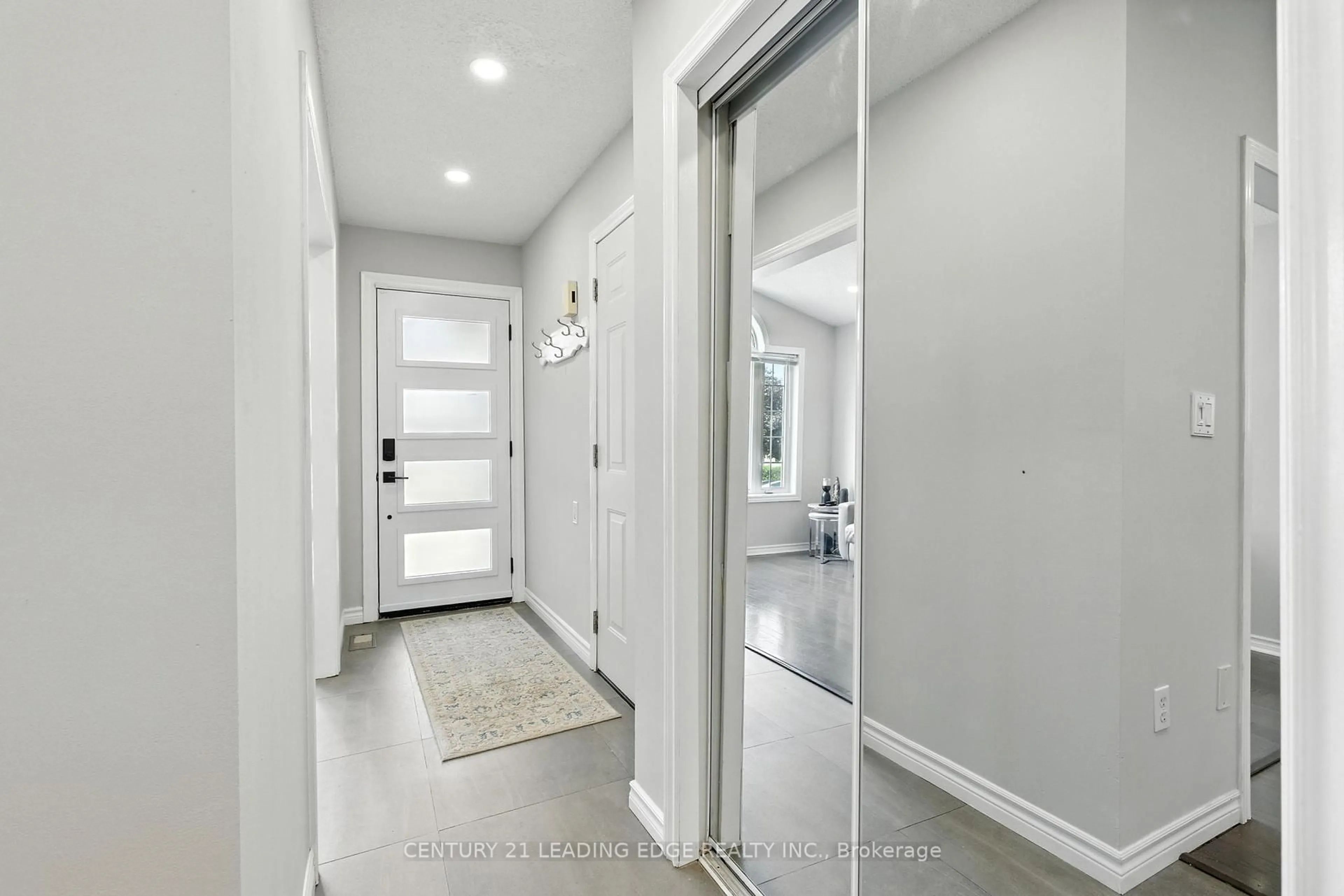 Indoor entryway for 286 E 12TH St, Hamilton Ontario L9A 3X8