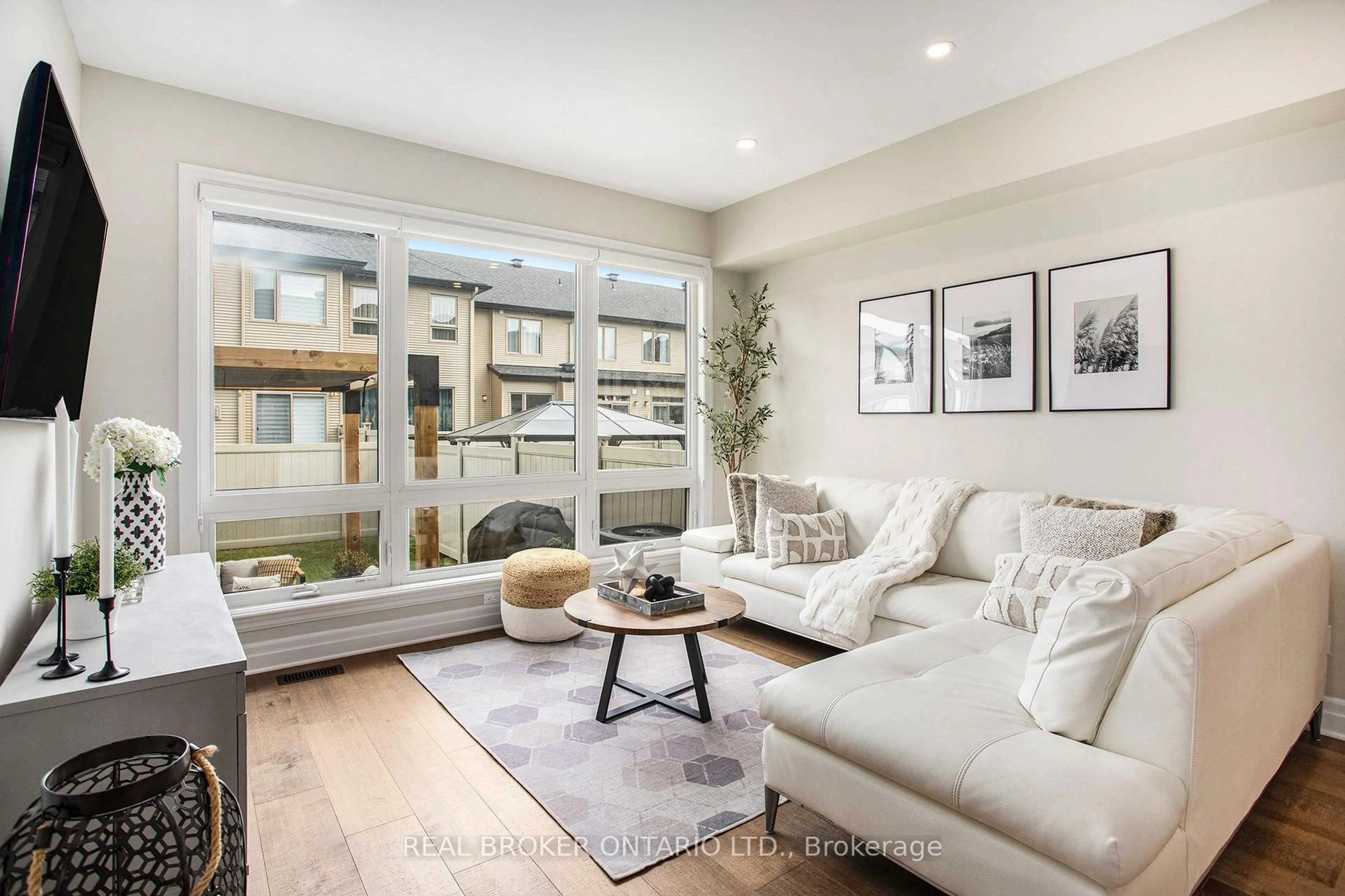 Living room with furniture, unknown for 767 Cairn Cres, Ottawa Ontario K1W 0P4
